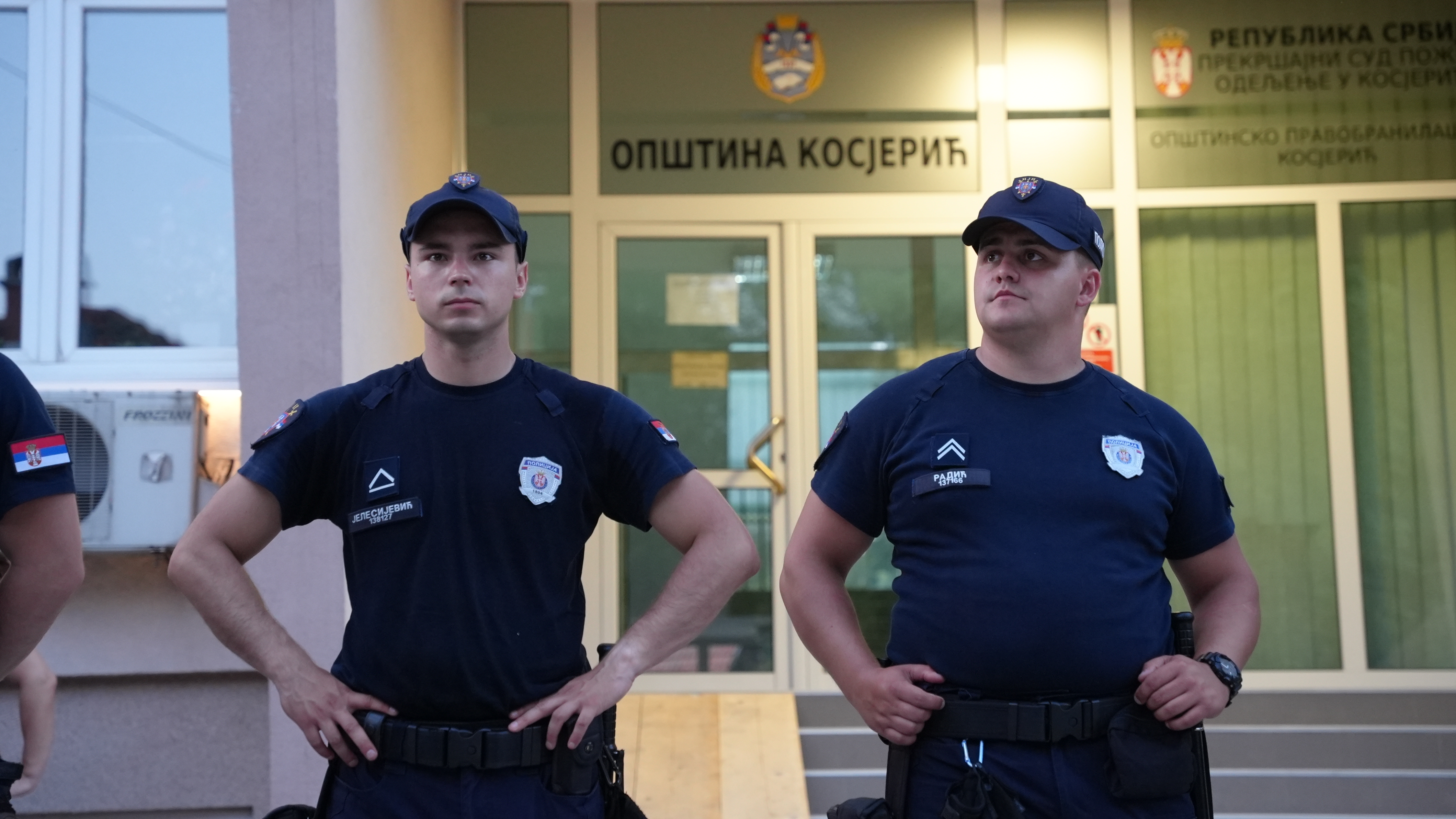 Novinari zarobljeni u zgradi opštine Kosjerić: Opozicionari blokirali zgradu, ušli u sukob sa policijom 