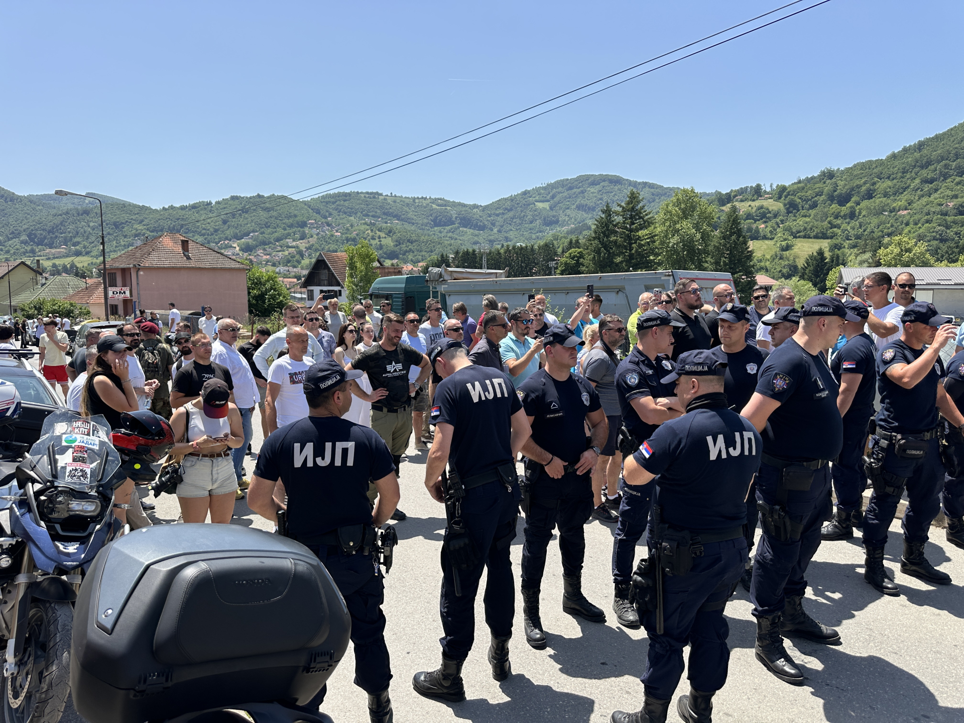 Napali, vređali i udarali novinare nakon što su izašli iz blokarane zgrade: Težak dan iza Kosjerića i njegovih stanovnika, brutalno kršenje ljudskih prava i novinarskih sloboda/ Foto: RINA