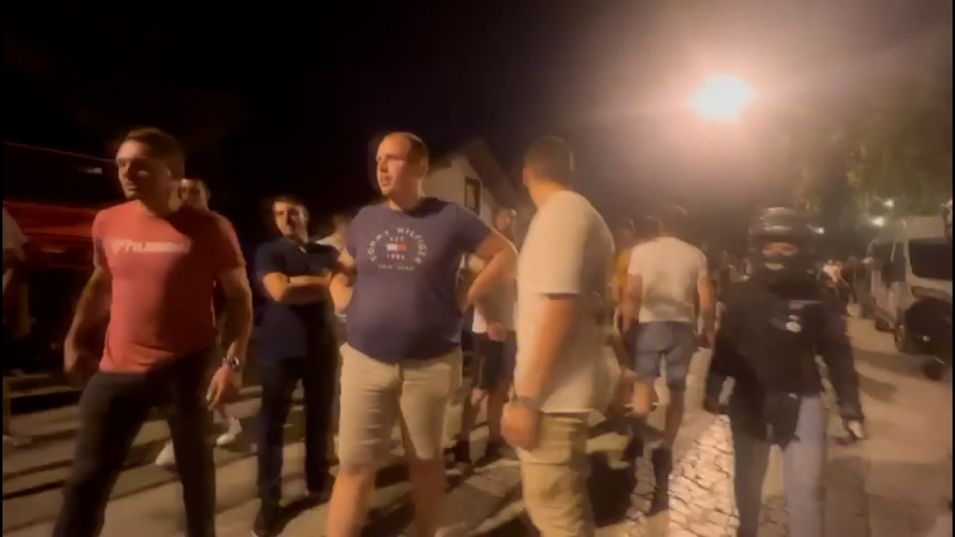 Napali, vređali i udarali novinare nakon što su izašli iz blokarane zgrade: Težak dan iza Kosjerića i njegovih stanovnika, brutalno kršenje ljudskih prava i novinarskih sloboda/ Foto: RINA