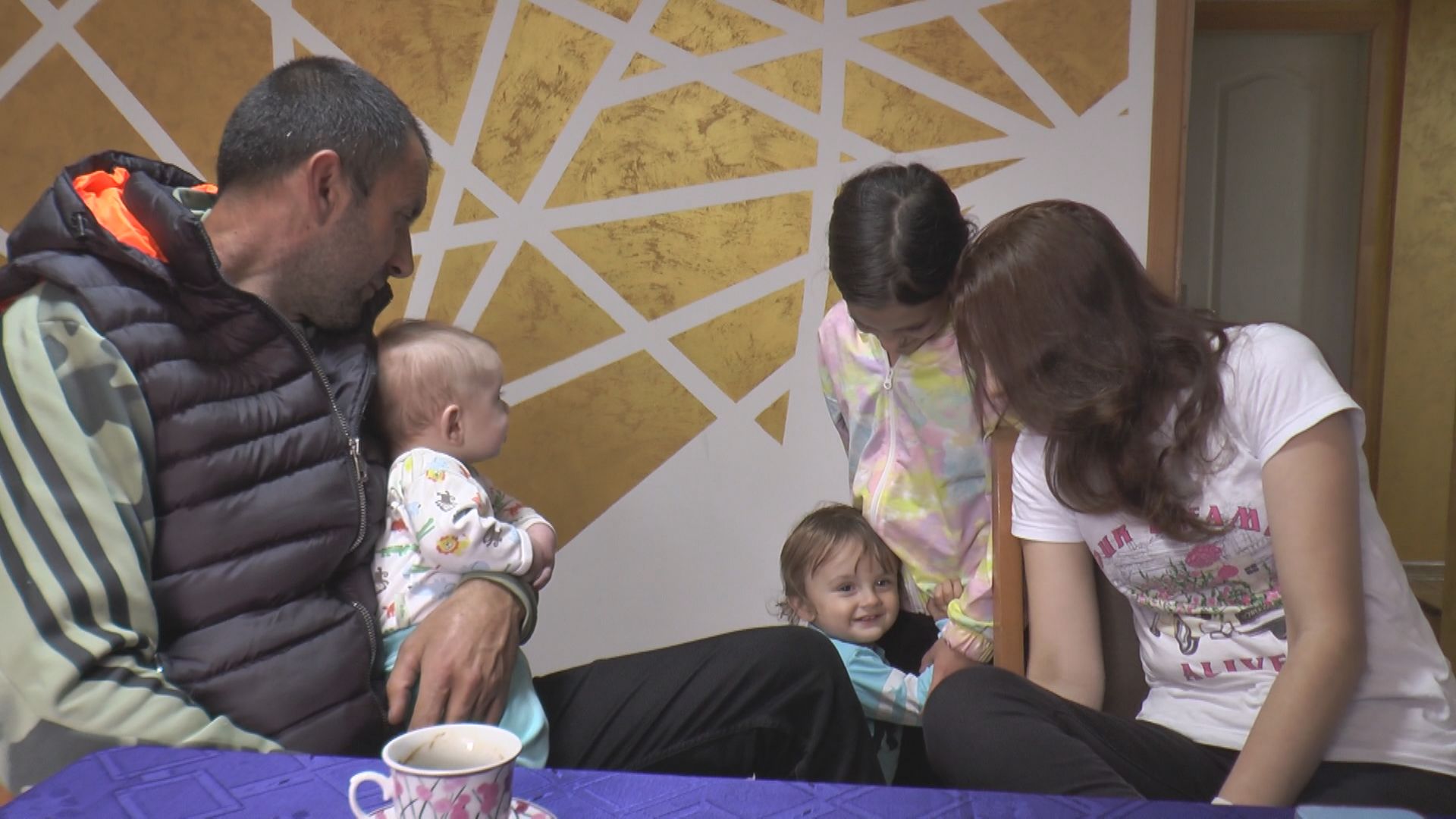 Ona radi na mešalici, a on zida - svi su ih gledali u čudu: Milka i Nenad nemaju luksuzan dom ali imaju najveće bogatstvo - pet sinova i tri kćerke (FOTO)