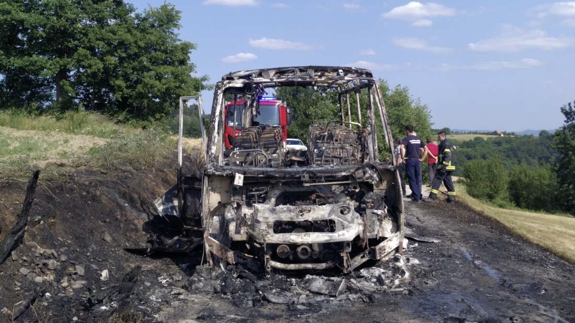Samo smo osetili dim i u jednom trenutku se sve zacrnelo: Zapalio se minibus pun putnika kod Užica (FOTO)
