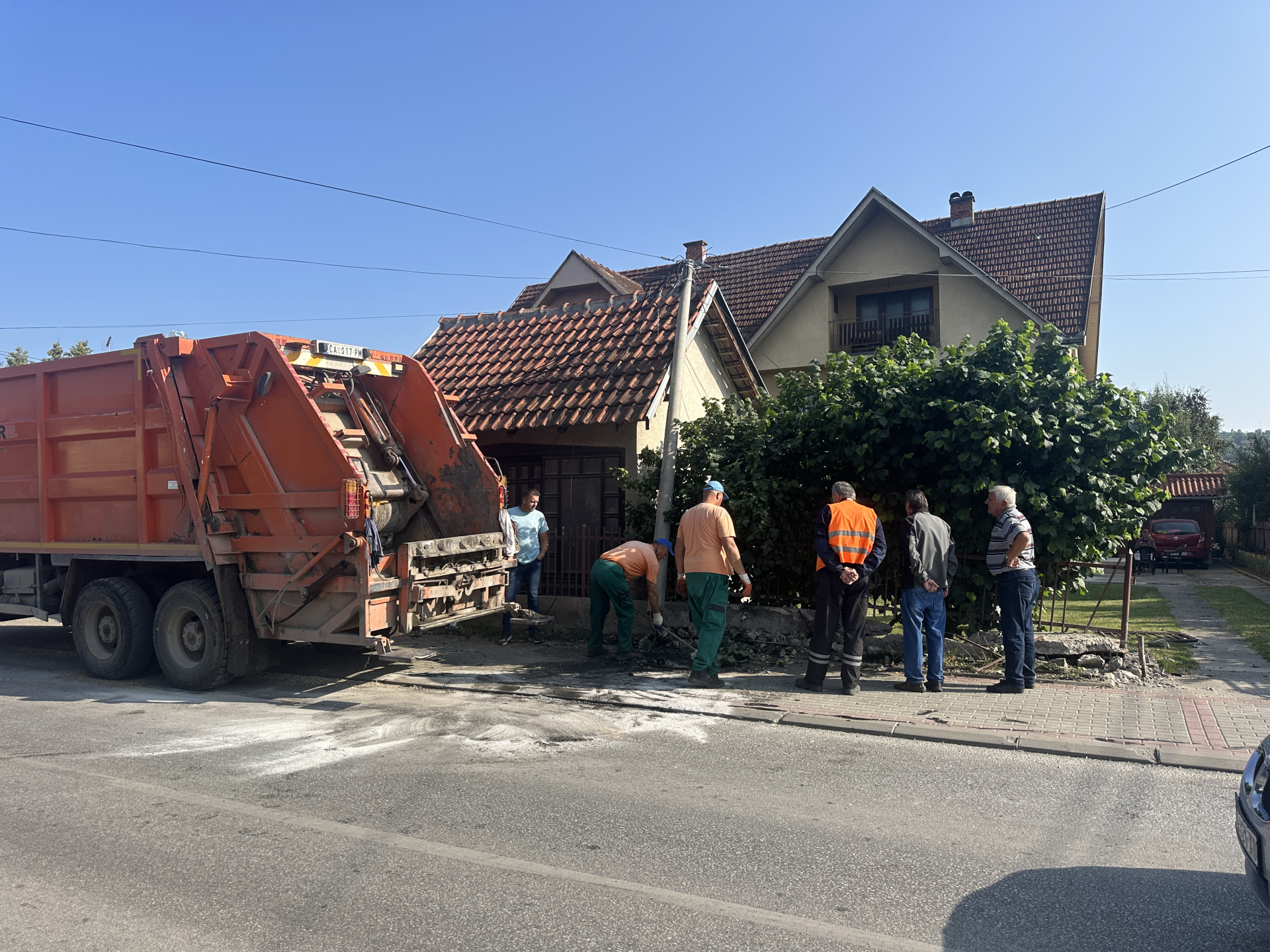 Mladić se vozilom bmw zakucao u betonsku banderu/ Foto: RINA