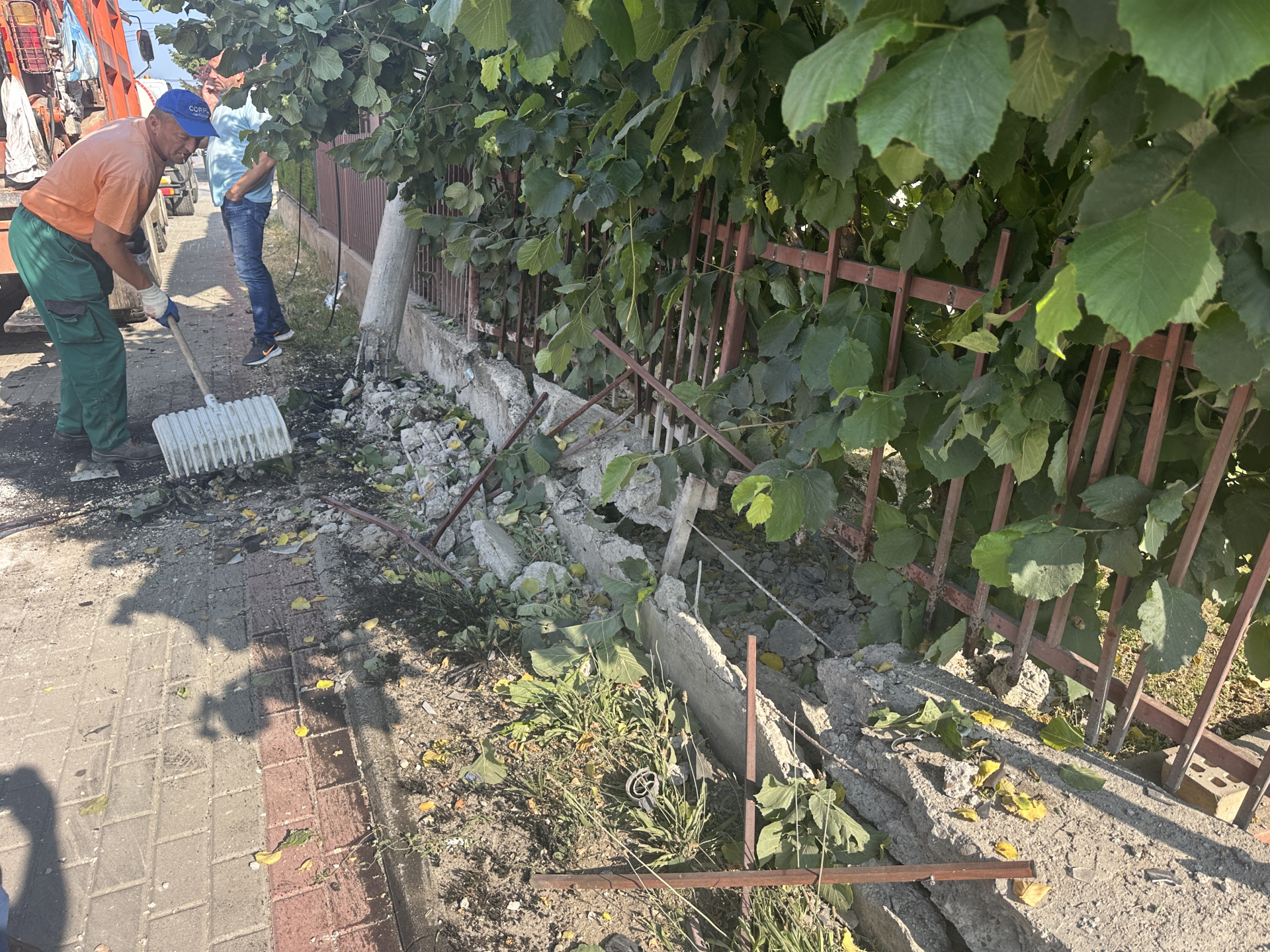 Mladić se vozilom bmw zakucao u betonsku banderu/ Foto: RINA
