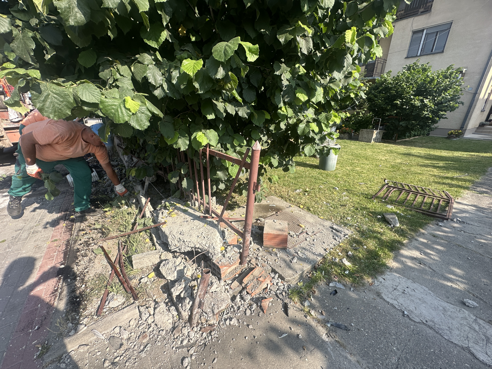 Mladić se vozilom bmw zakucao u betonsku banderu/ Foto: RINA