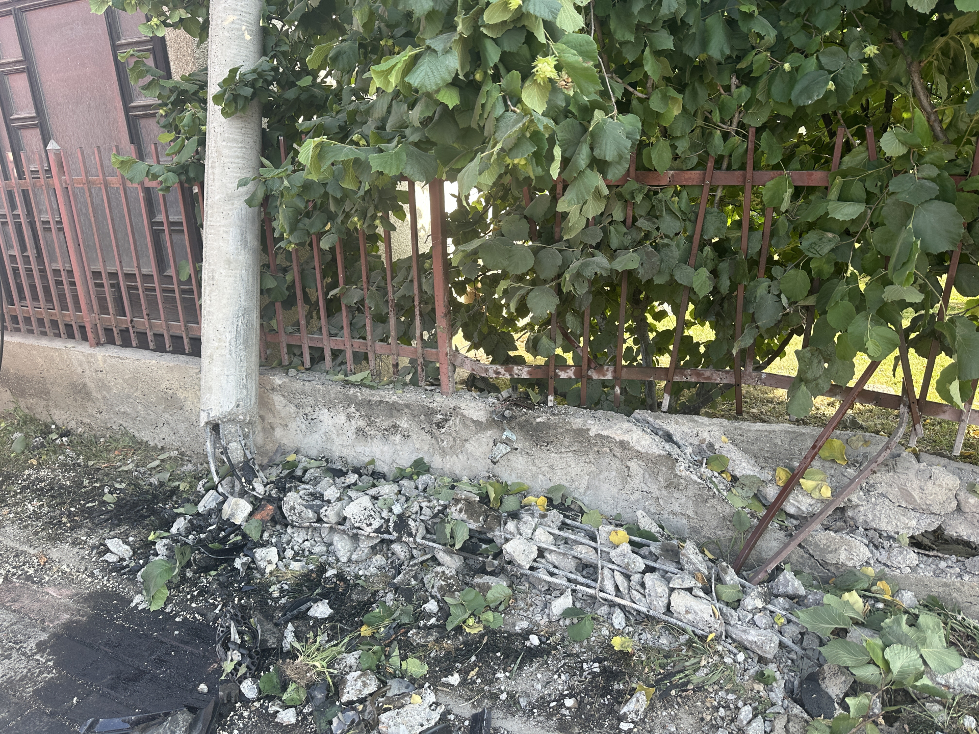 Mladić se vozilom bmw zakucao u betonsku banderu/ Foto: RINA