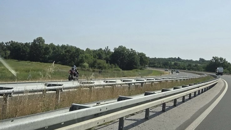 Kamikaza na autoputu Miloš Veliki kod Uba: Motorista velikom brzinom kreće se u kontra smeru (FOTO)