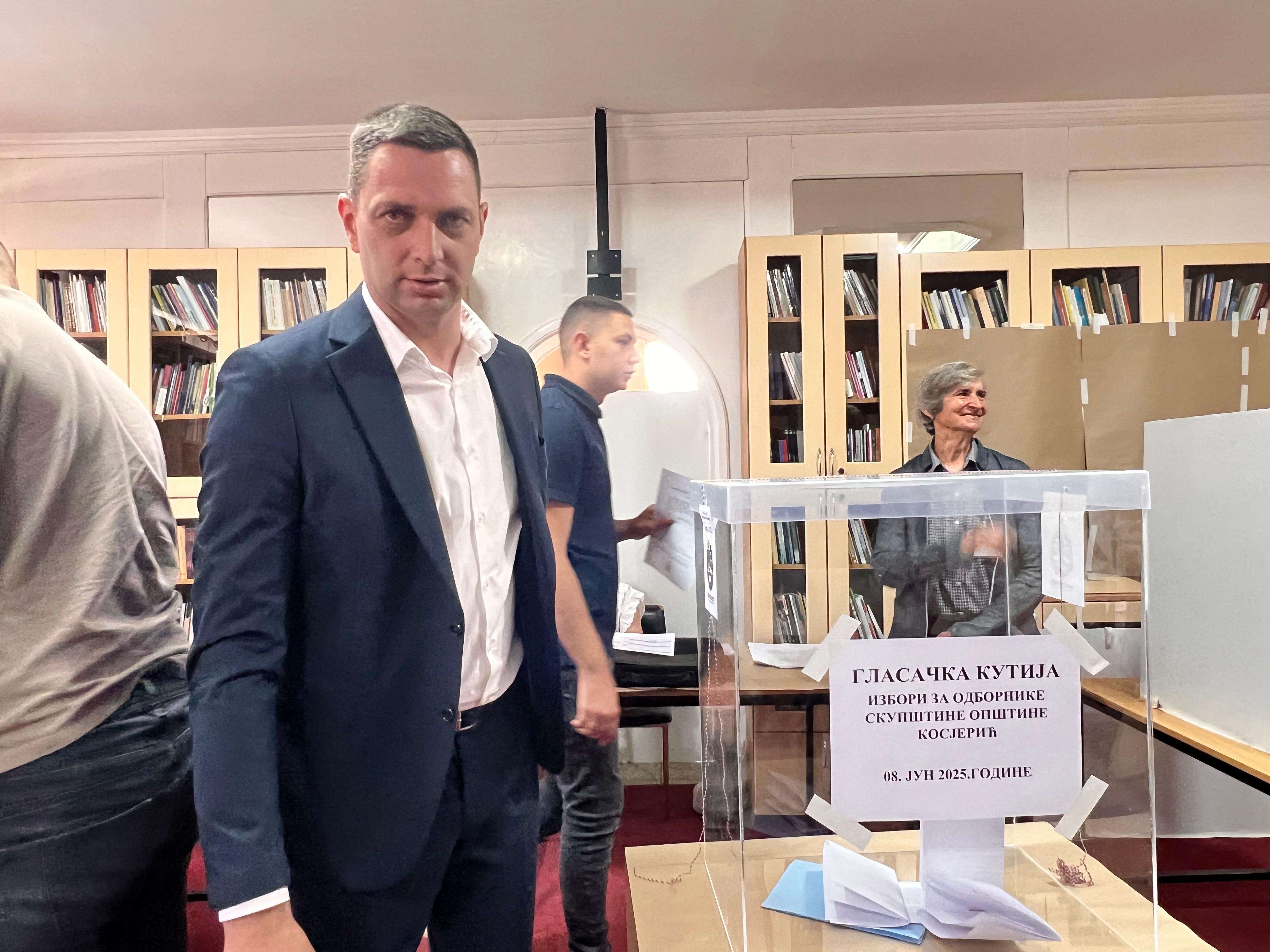 Tragedija izbegnuta za dlaku: Odvrnuti šrafovi na točku automobila Žarka Đokića, predsednik opštine nakon izbora trpi svakodnevno maltreriranje