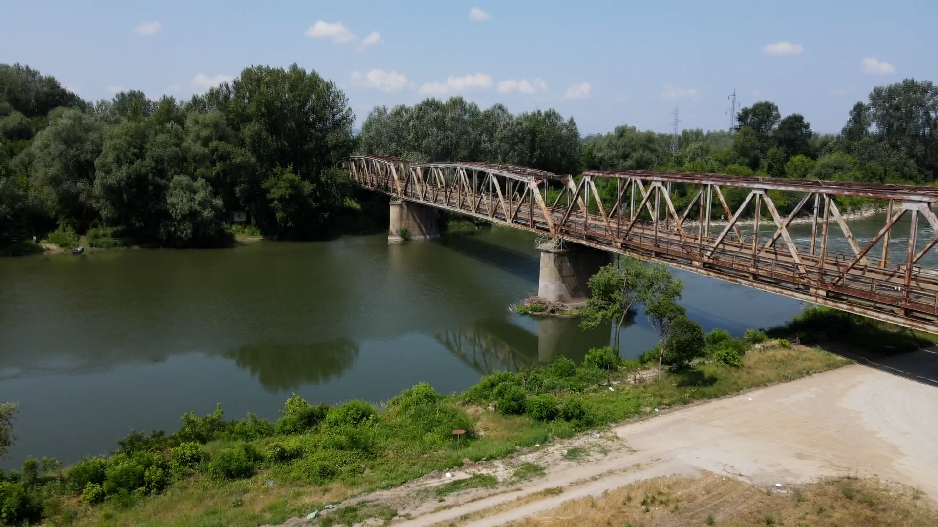 "Svako jutro se molim da pređem bezbedno, a sad kad ga zatvore ne znam kako ćemo": Ovaj most preko Velike Morave predstavlja veliku opasnost za vozače, dok se ne nađe konačno rešenje biće zatvoren za saobraćaj/ Foto: RINA