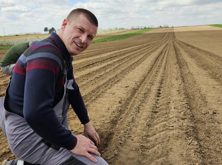 Goran Eror na njivi pronašao stari novčić / foto: Privatna arhiva