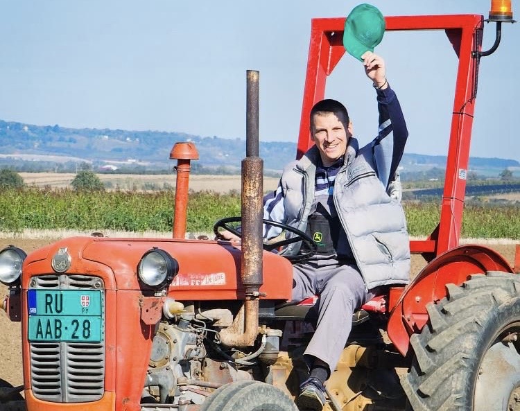 Goran Eror na njivi pronašao stari novčić / foto: Privatna arhiva
