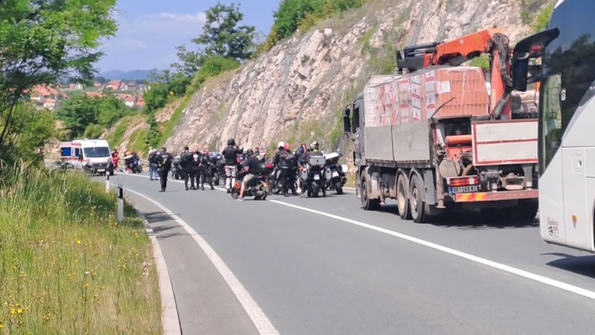 Jedno lice teško, drugo lakše povređeno: Poznato stanje dvojice motociklista koji su danas pali na putu Užice - Zlatibor (FOTO)
