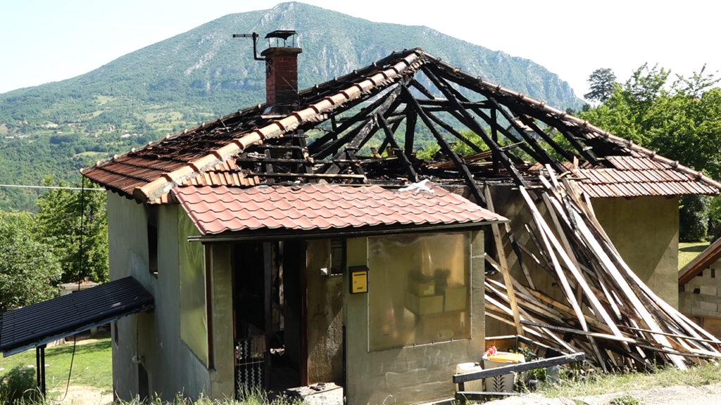 Vatrena stihija sve im je uništila, ali Pribojci opet dokazuju da imaju ogromno srce: Poznati humanitarac Dragoje Bojić organizovao humanitarnu izložbu