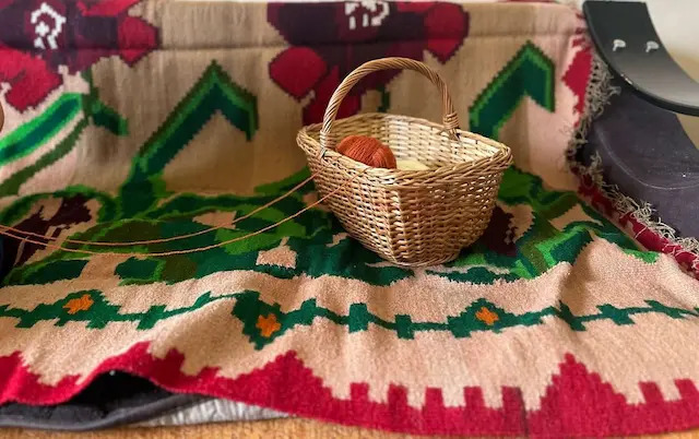 Ćilimi se ne peru, već se iznesu na sunce na Vidovdan: Domaćica Biljana čuva srpske običaje od zaborava - tisovo drvo se stavljalo u kesicu protiv uroka i za sreću (FOTO)