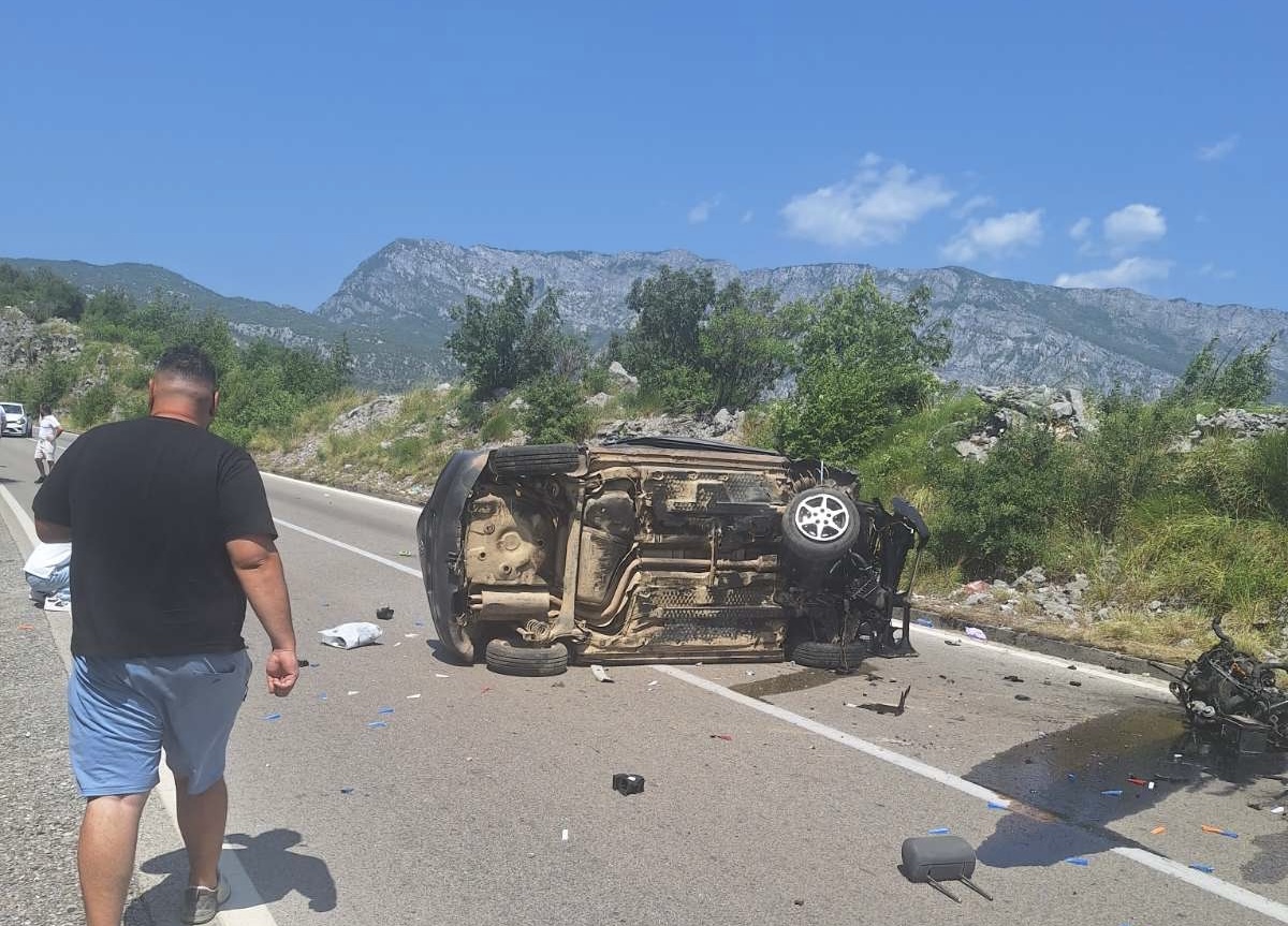 Poginula žena, a mlađi muškarac ozbiljno povređen: Teška nesreća na putu kod Nikšića, na terenu vatrogasci - ovo je slika sa lica mesta (FOTO)