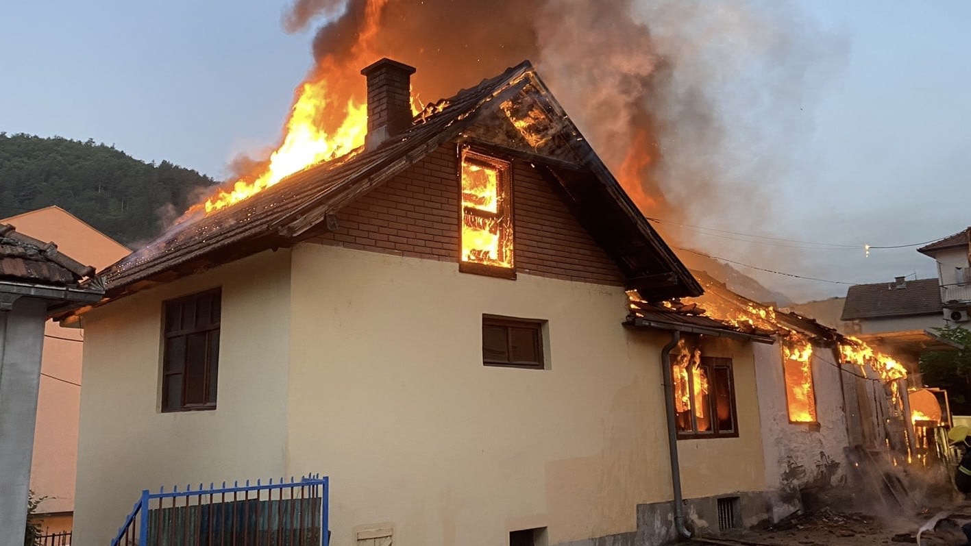Trčala po naselju i budila ljude da gase požar: Komšinica heroina prva je uočila veliki požar u Priboju, tragedija izbegnuta za dlaku jer je u prizemlju druge kuće spavalo dvoje starijih ljudi (FOTO)