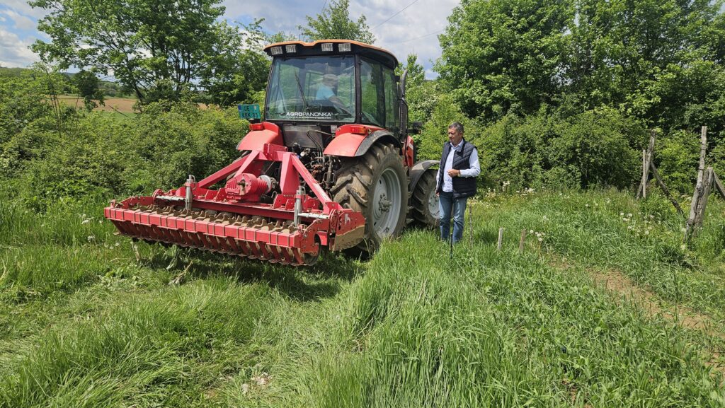 Poljoprivrednik dođe pa iznajmi traktor ili neku drugu priključnu mašinu: Jedinstveni mašinski prsten na Zlatiboru, cveta neobičan biznis u selu Kriva Reka (FOTO)