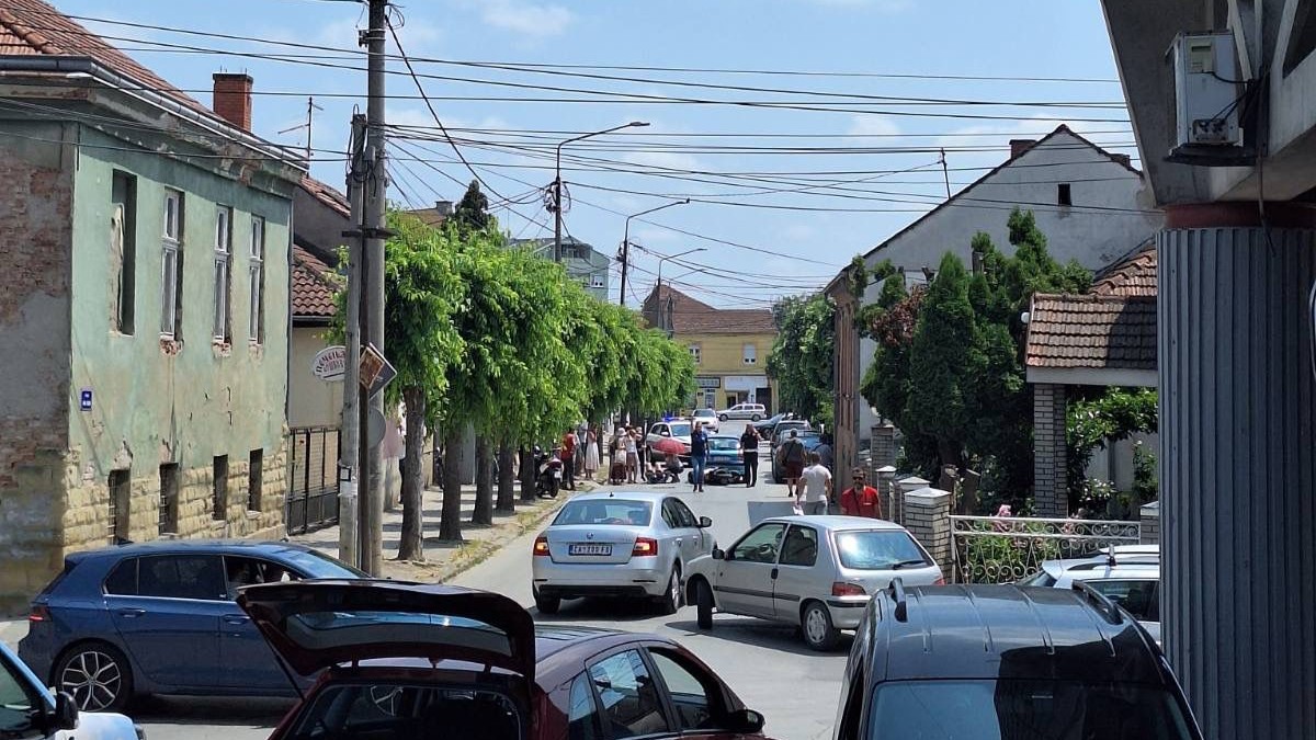 Oboren motociklista, čeka se Hitna pomoć: Saobraćajna nezgoda u centru Čačka, ulica blokirana za saobraćaj (FOTO)(VIDEO)
