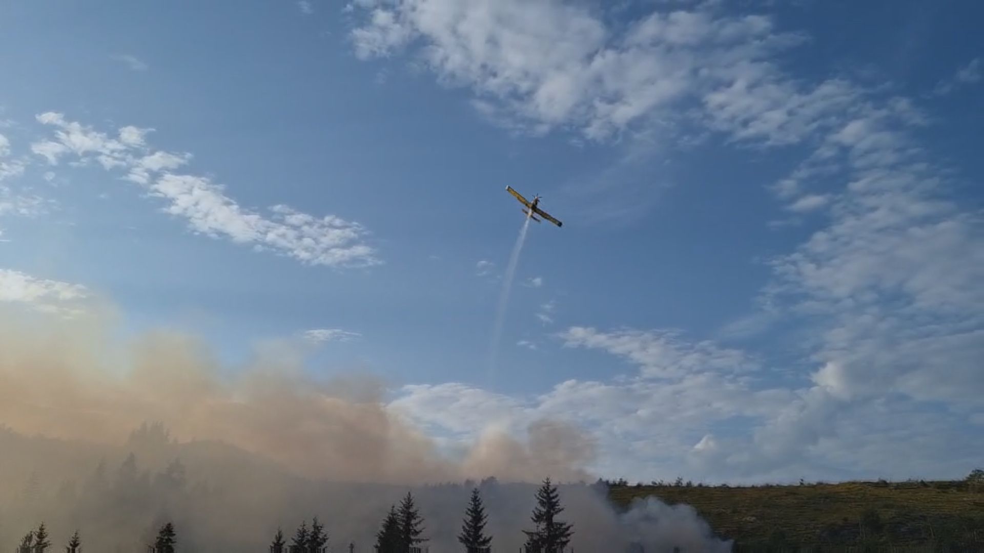 Veliki šumski požar kod Bijelog Polja: Vatrogascima-spasiocima u pomoć pritekla Aviohelikopterska jedinica, nepristupačan teren otežava posao 