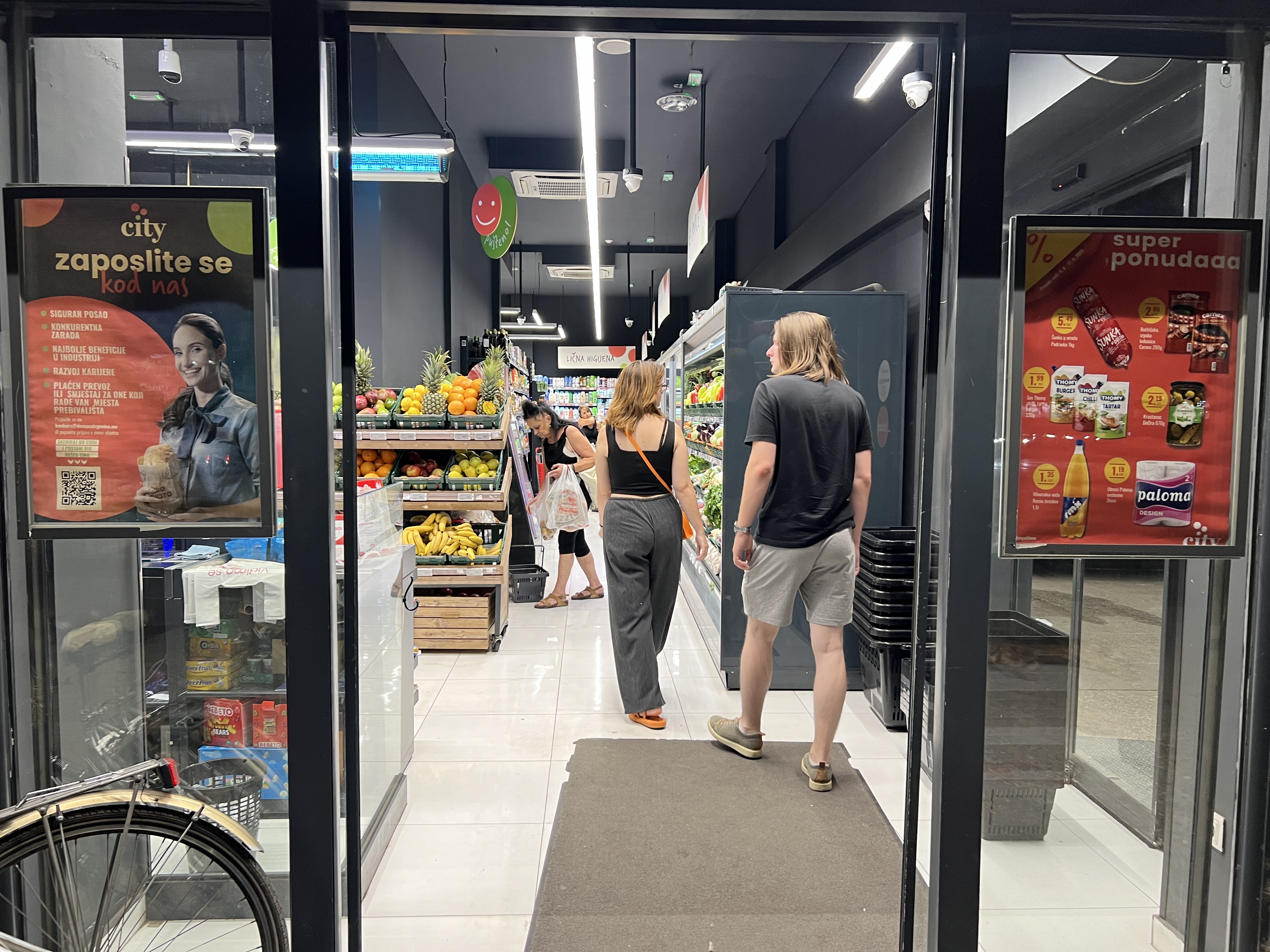Šok u Podgorici: Radnica porodila ženu u marketu, hrabra Olja je prava heriona i kaže - niko nije mogao da zaustavi suze radosnice (FOTO)