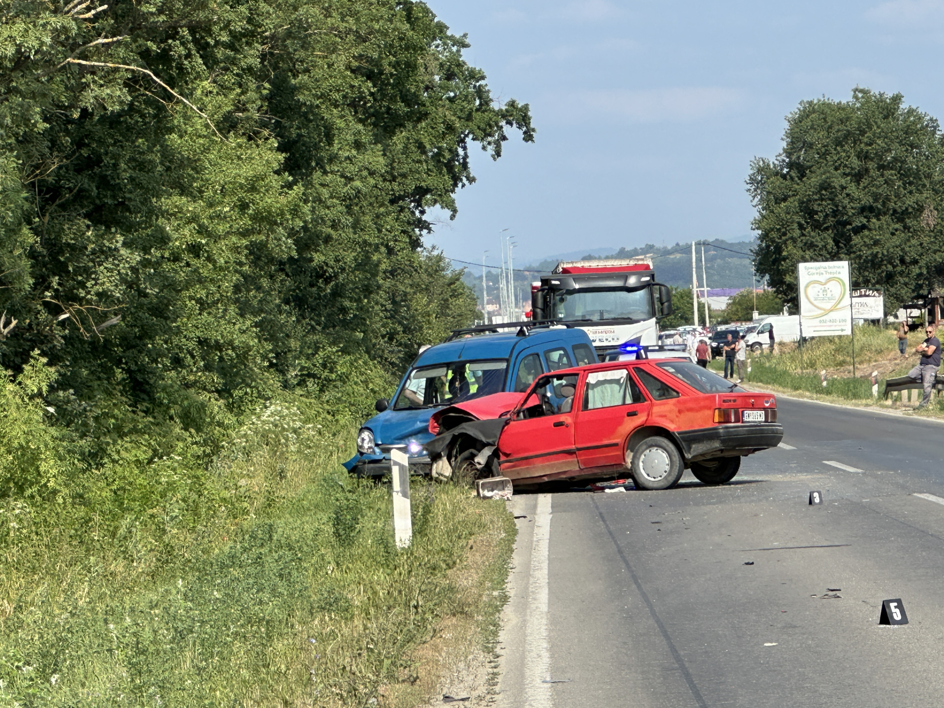 Žena poginula, dete i još jedna žena povređeni: Detalji teške nesreće na Ibarskoj magistrali - ovo su slike sa lica mesta (FOTO)(VIDEO)