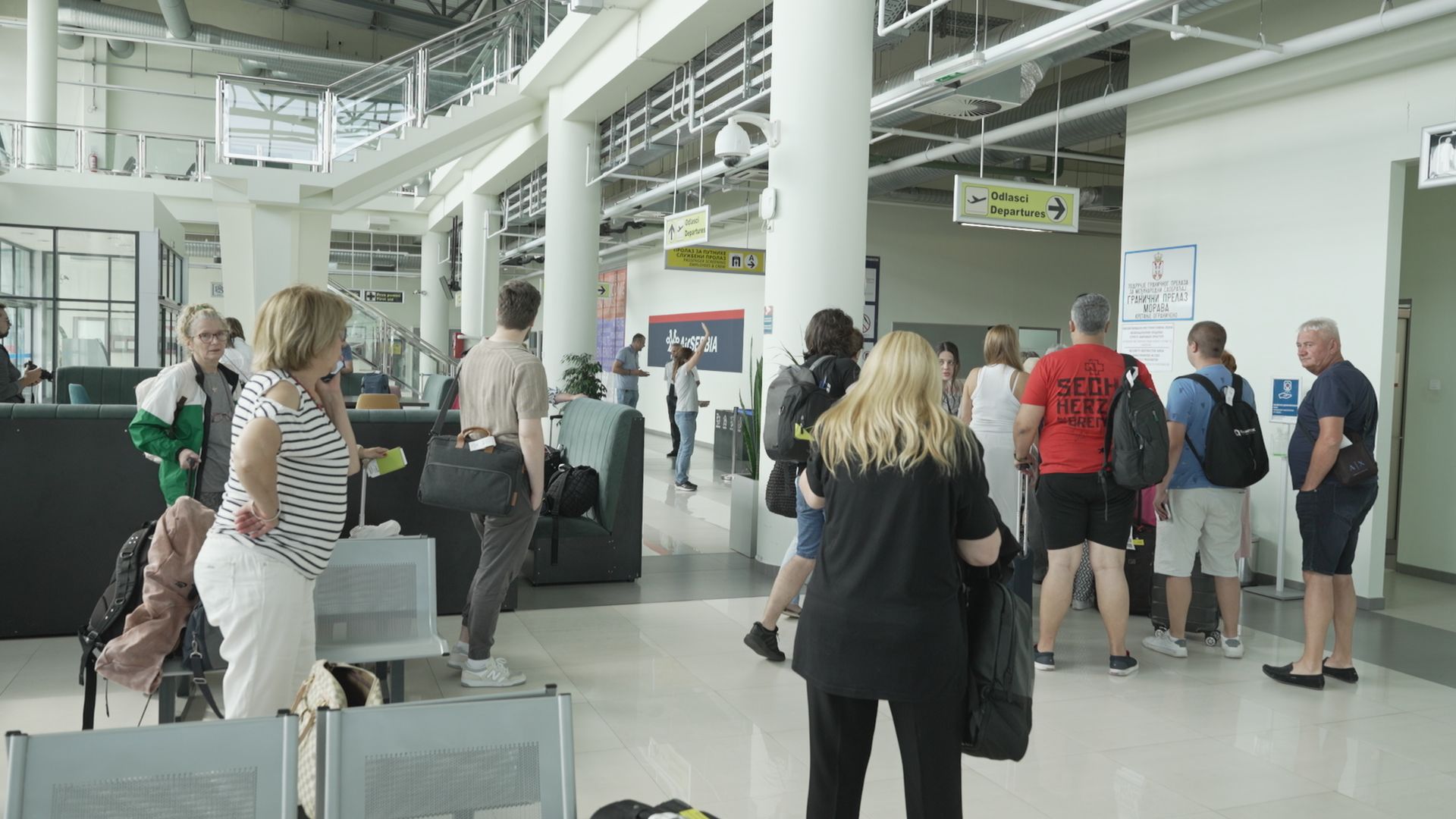 Ovo je sjajno, za sat vremena smo na moru a nekada smo autom putovali čitavu noć: Gužva od jutros na aerodromu Morava u Lađevcima - počeli letovi za Tivat (FOTO)(VIDEO)