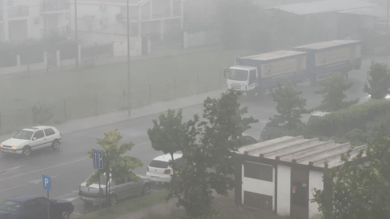 Potop na ulicama Brodareva: Jako olujno nevreme zahvatilo pogranični pojas Srbije ali i Crnu Goru, u Podgorici - superćelijska oluja