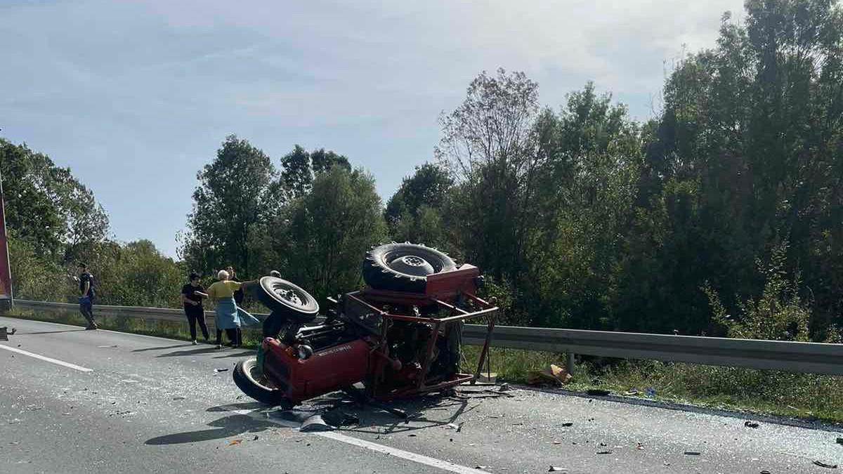 Nesreća kod Lučana: Traktor sleteo sa puta, vozač teško povređen