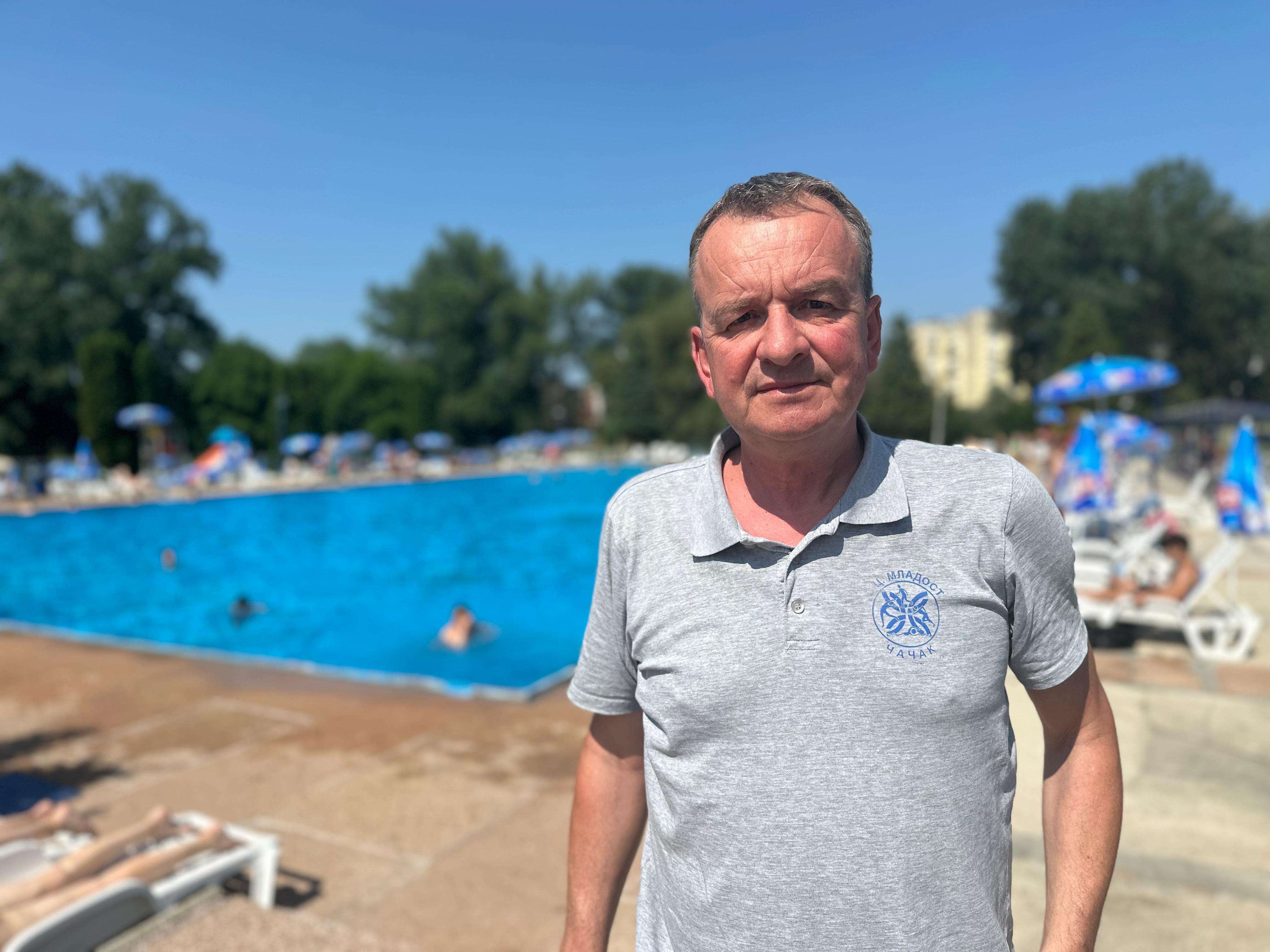 Čačani se rashlađuju na gradskom bazenu, odlična posećenost na početku sezone: Ulaznica samo 250 dinara, a ceo dan uživate u sjajnom ambijentu (FOTO)