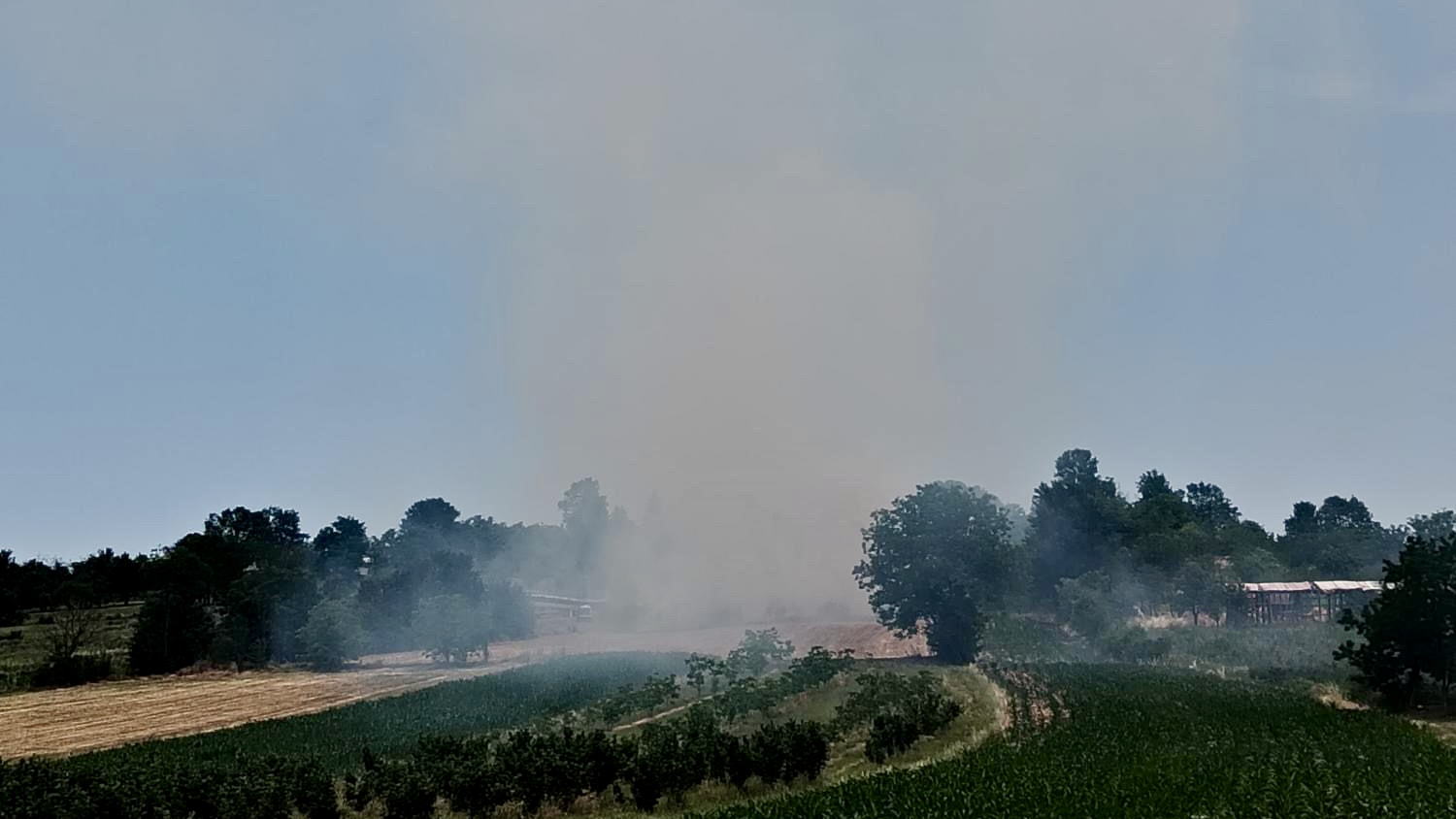 Veliki požar u selu Rakova kod Čačka, vetar nekontrolisano širi vatru: Meštani uplašeni, vatrogasaci stigli na teren (FOTO)(VIDEO)