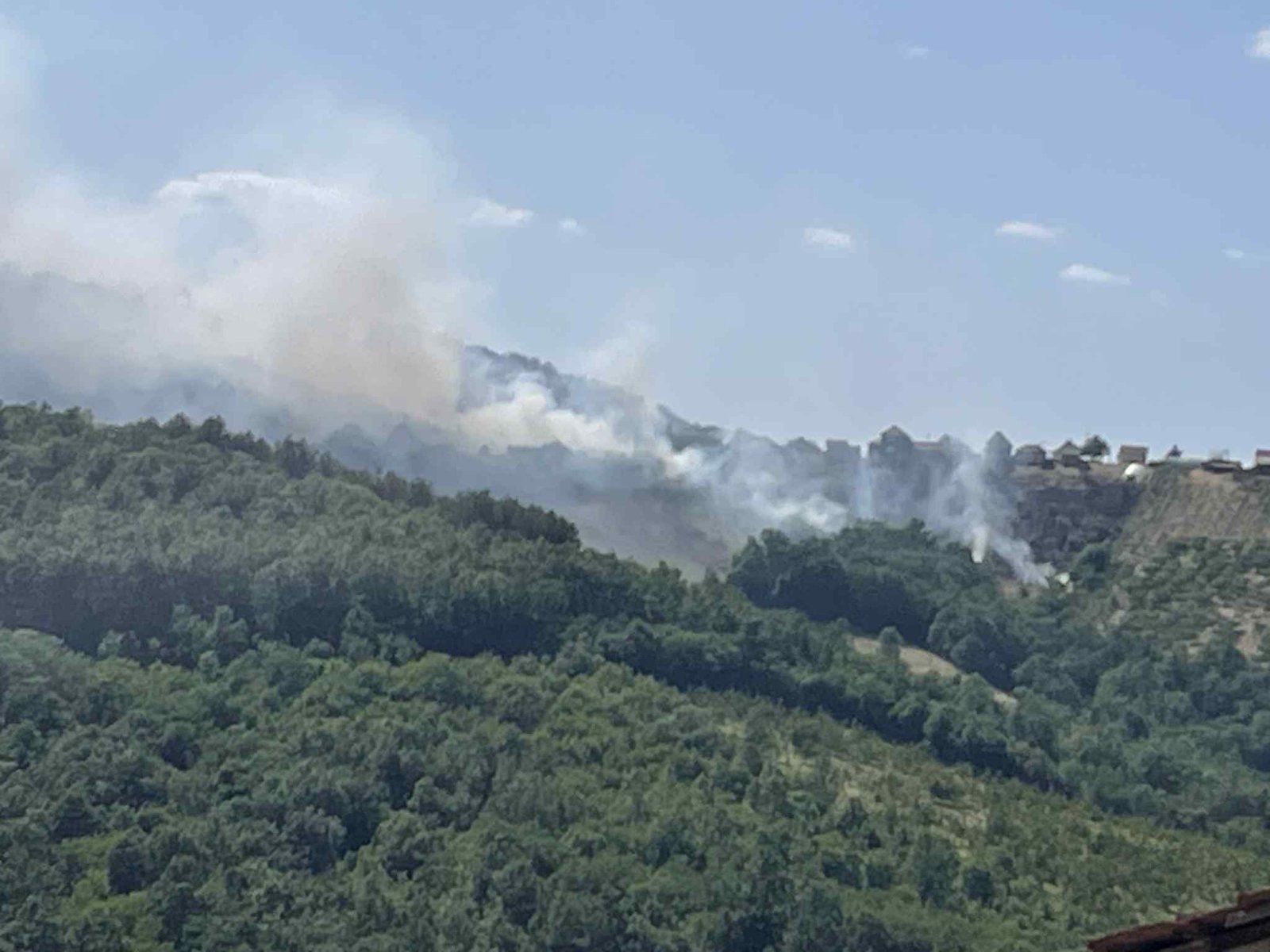 Ogroman dim prekrio je selo, vidimo i plamen: Veliki požar u selu Miokovci kod Čačka, zahvaćena površina od nekoliko hektara (FOTO) 