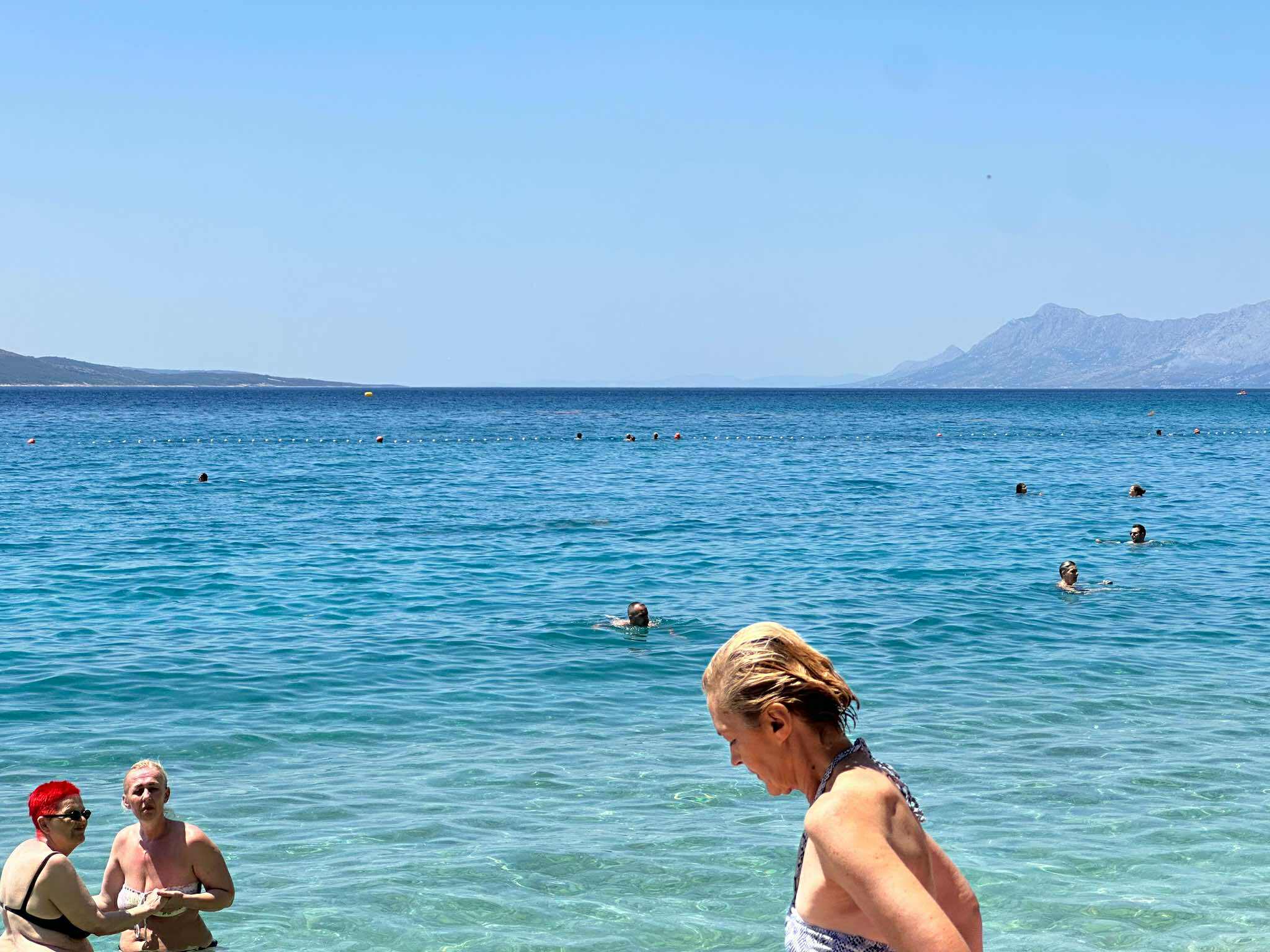 Kafa 2.5, točeno pivo četiri a tanjir domaće supe i do 10 eura: Ovo su cene u Makarskoj - na plaži nema gde šibica da stane, a ako šetate u kupaćem mimo propisa slede oštre novčane kazne (FOTO)