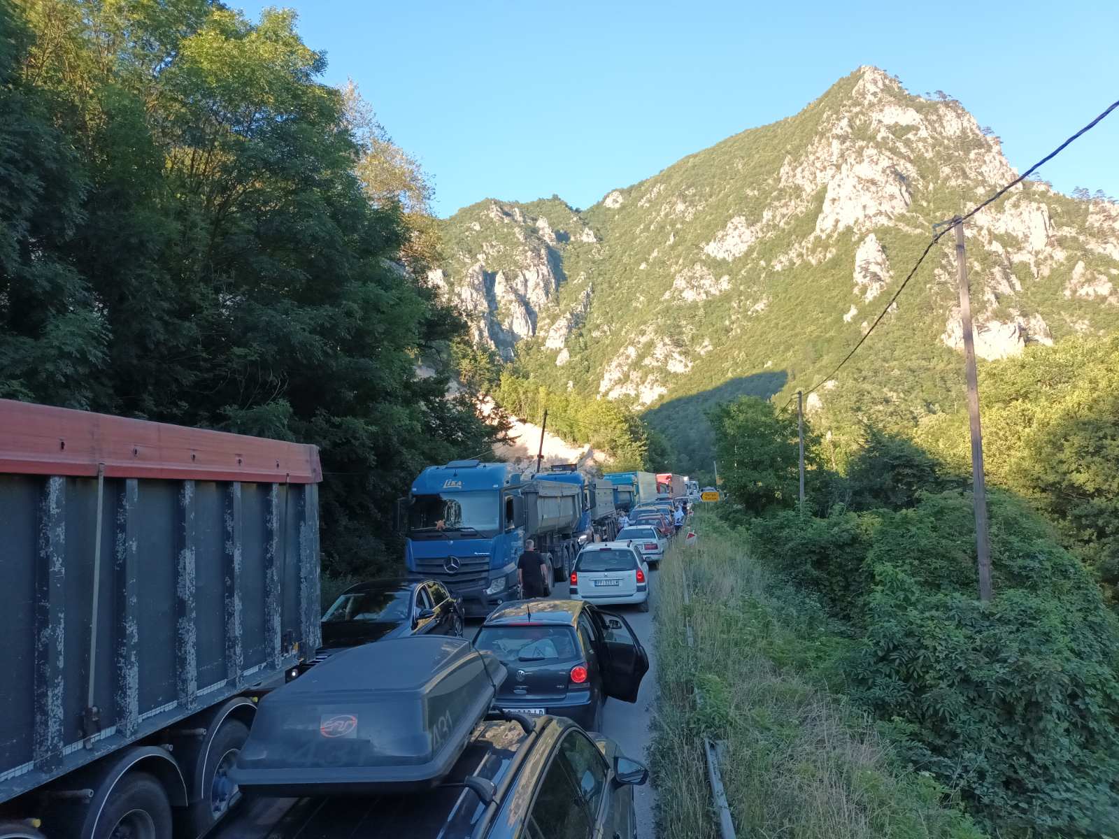 Kolaps na graničnom prelazu sa Crnom Gorom: Formirana kilometarska kolona vozila - čeka se oko pola sata