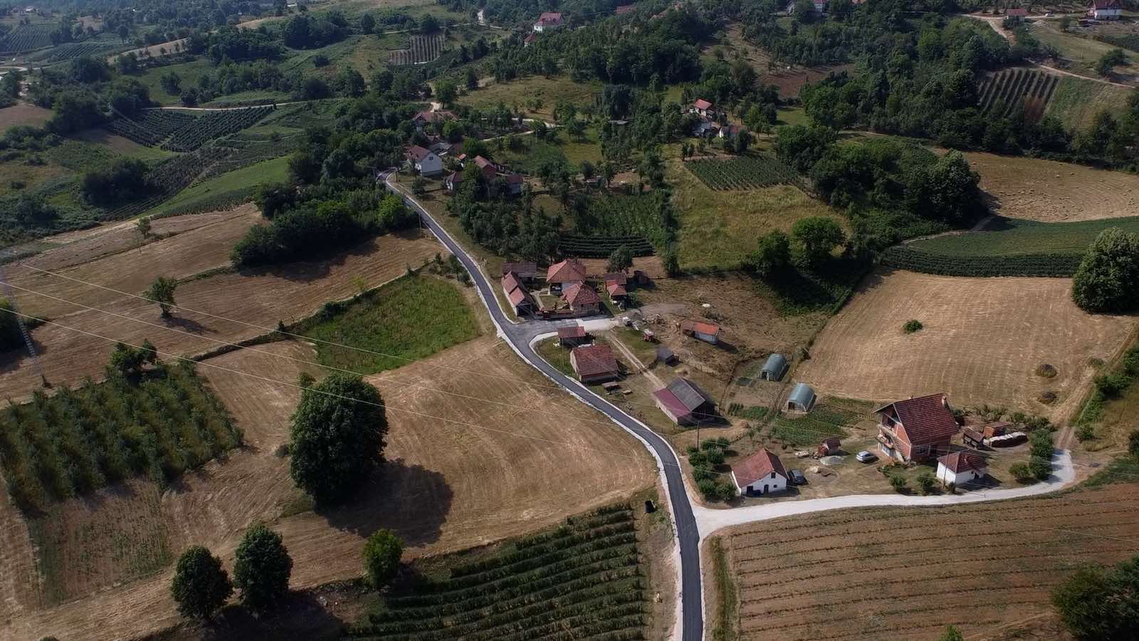 Meštani spremili novčanike, daju deo novca za asfaltiranje a ostalo plaća opština: Sloga gradi kuću ali i seoske puteve - sjajan primer dobre saradnje u Dragačevu (FOTO)