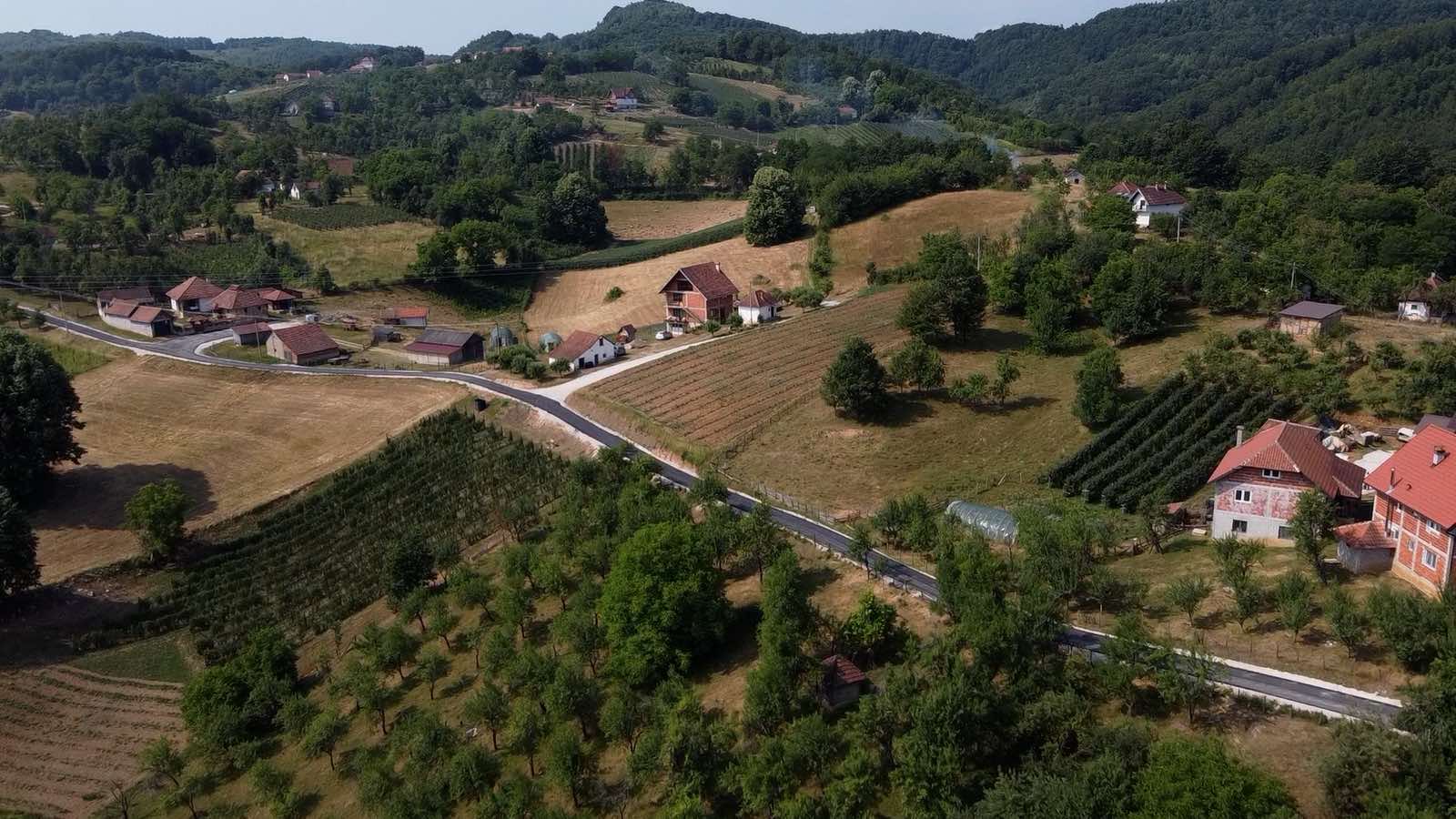 Udruženim snagama meštana i opštine asfaltira se seoski put / foto: RINA