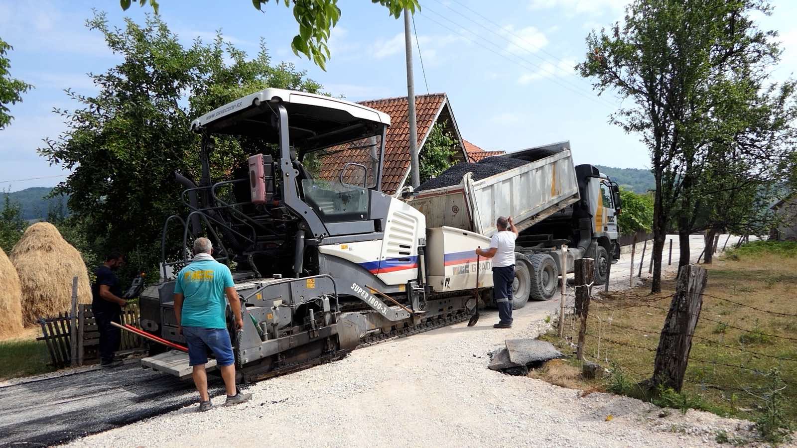 Udruženim snagama meštana i opštine asfaltira se seoski put / foto: RINA