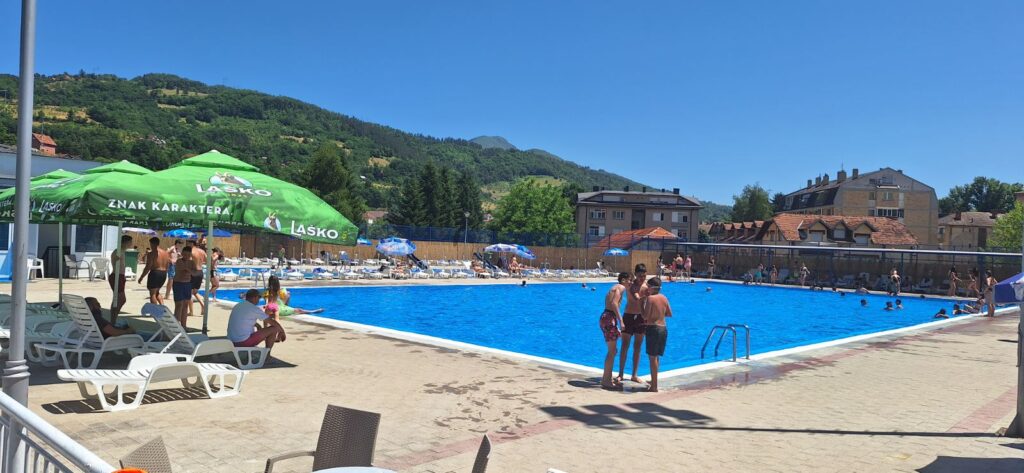 Ne treba im more: Dnevne i noćne žurke na bazenu u Priboju, roštilj, palačinke - sve je tu kao na plaži 