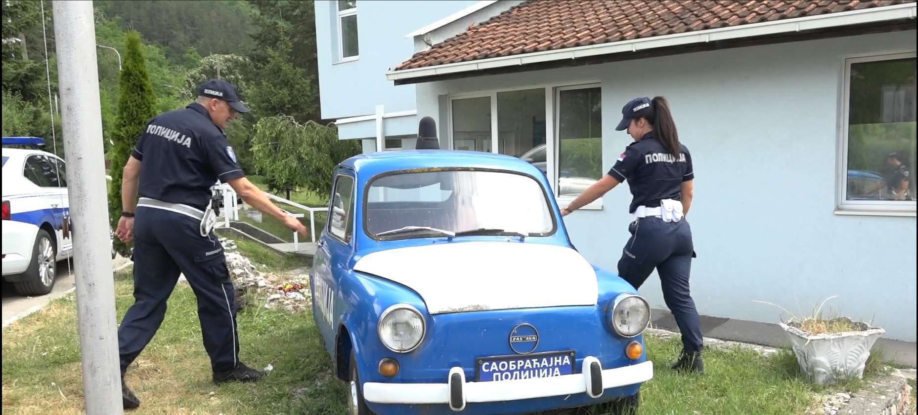 Ovaj auto nekada je bio strah i trepet: Stara milicijska fića postavljena ispred policije u Prijepolju, brzo je postala prava atrakcija - svi žele pored nje da se slikaju (FOTO)