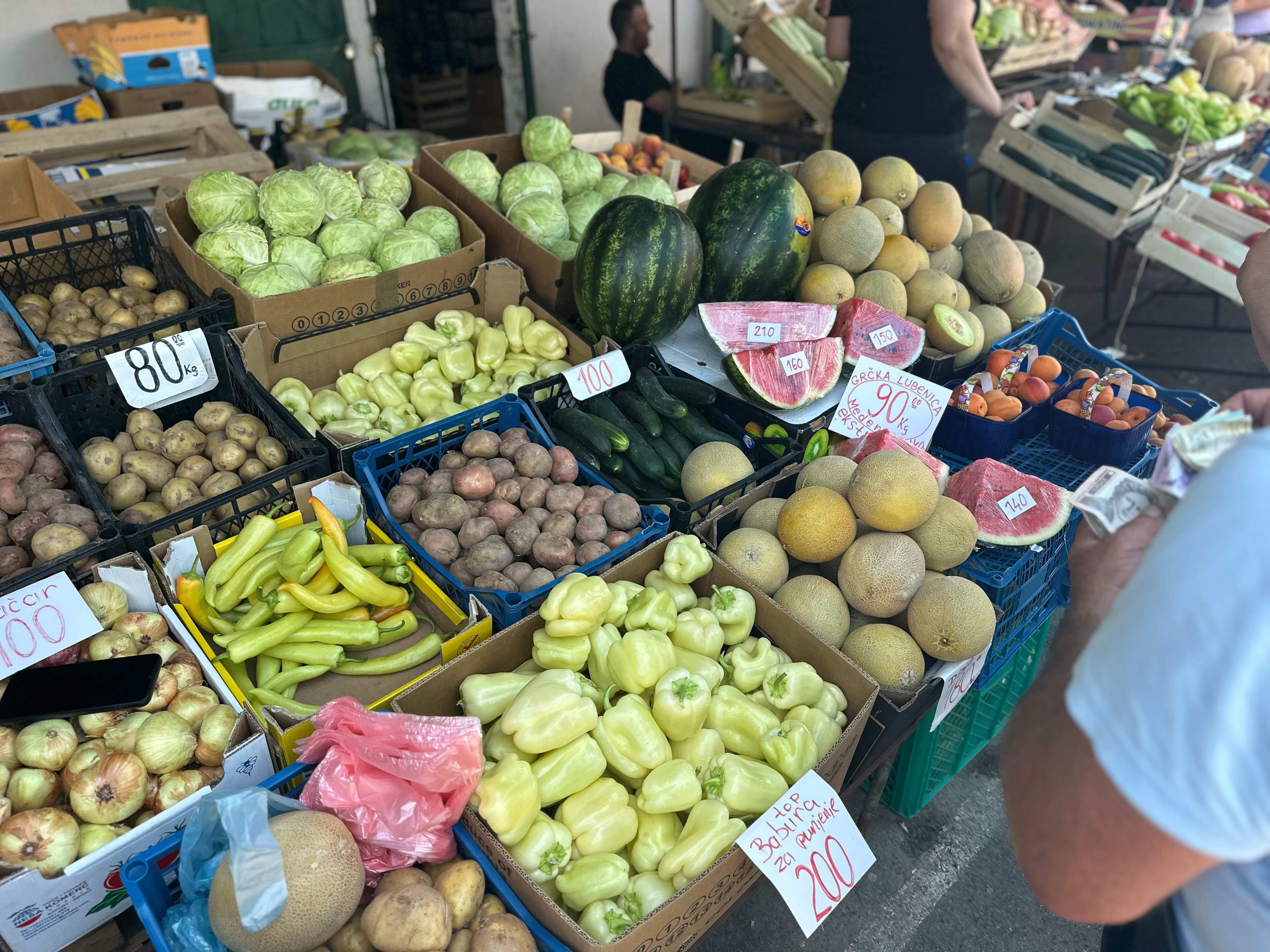 Ne košta više kao zlatan zub, kilogram lubenice na čačanskoj pijaci 90 dinara: Tropska vrućina ne sprečava građane da obilaze tezge i hlade se sezonskim voćem (FOTO)