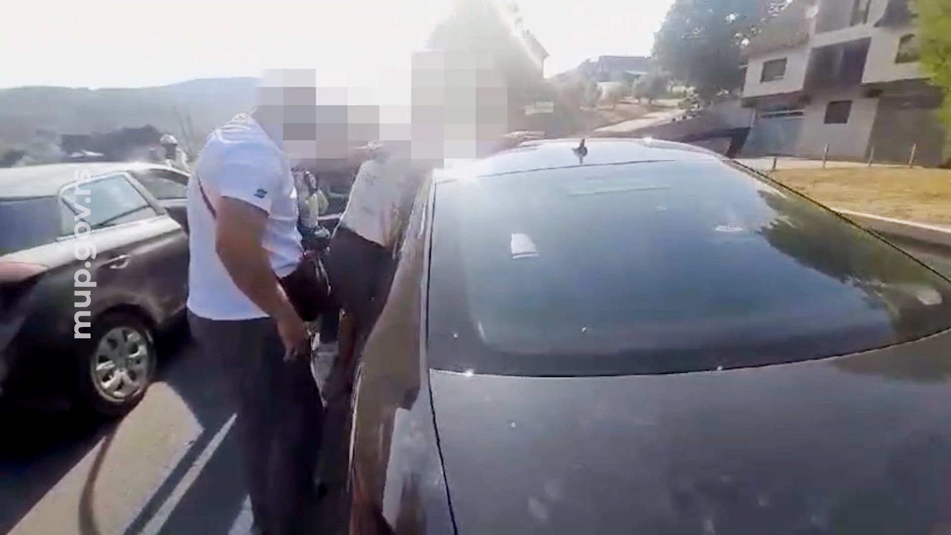 Oglasio se MUP: Uhapšeno šest osoba, kod njih pronađeno oružje, sumnja se da su planirali nasilnu promenu vlasti (FOTO)(VIDEO)