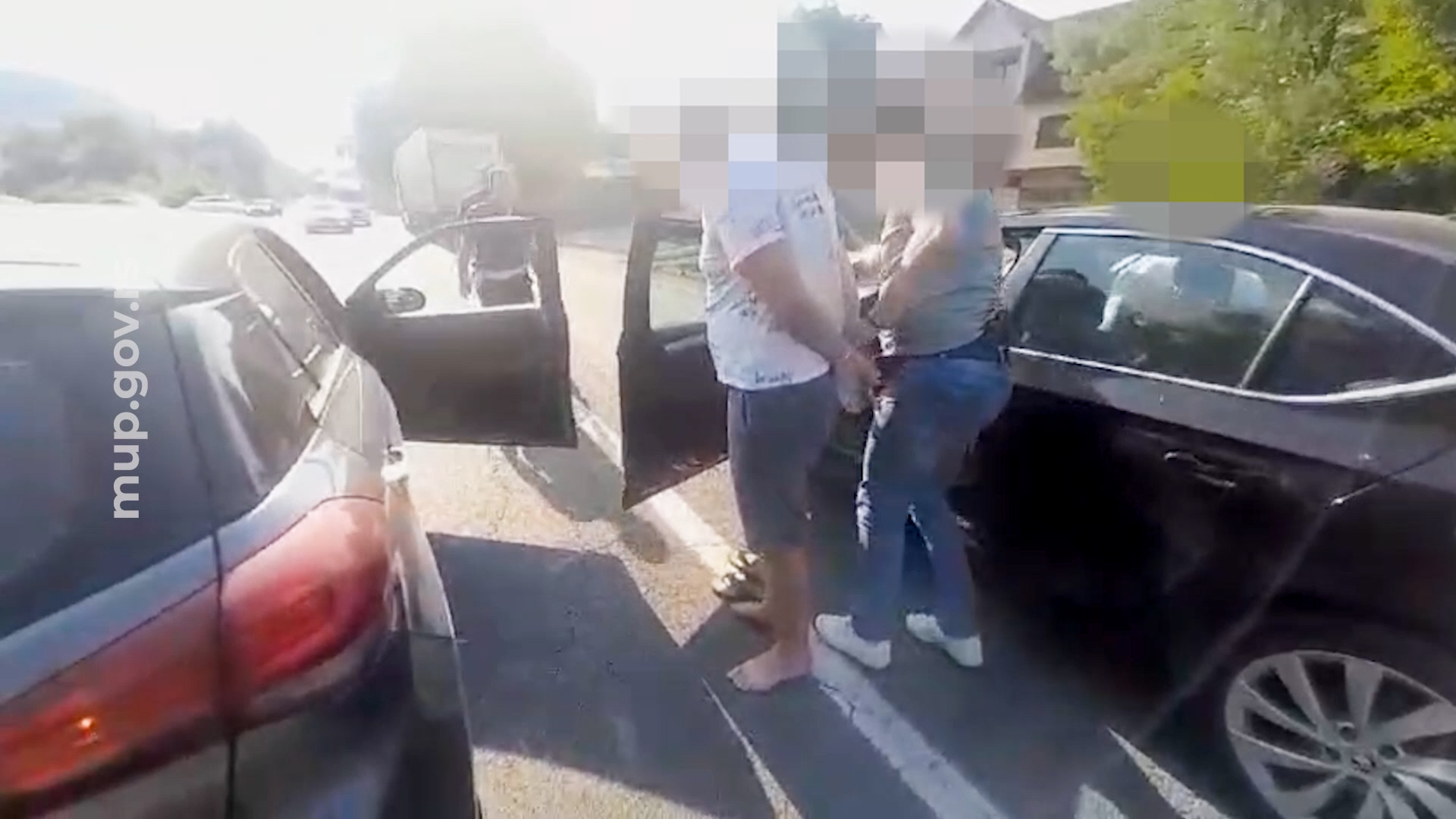 Oglasio se MUP: Uhapšeno šest osoba, kod njih pronađeno oružje, sumnja se da su planirali nasilnu promenu vlasti/ Foto: MUP, Screenshot
