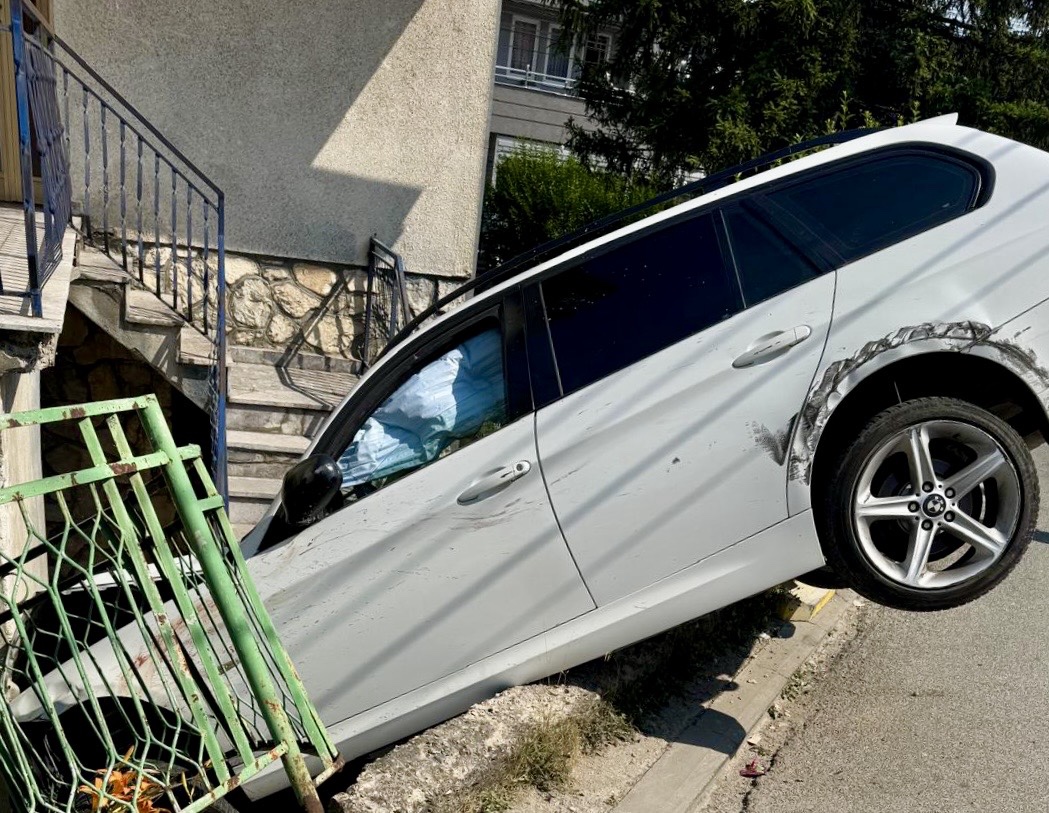 BMW-om naleteo na ženu u Novom Pazaru: Ona teško povređena, a skupi automobil završio u dvorištu kuće