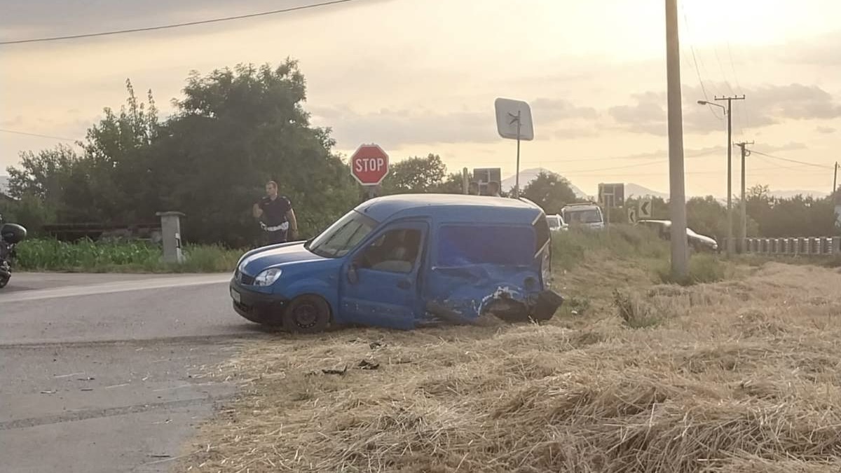 Teška saobraćajka kod Čačka, ima povređenih: Žestok sudar tri vozila u selu Zablaće - policija, Hitna i vatrogasci na terenu/ Foto: RINA