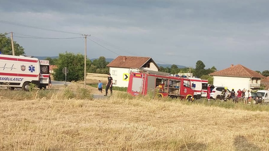 Teška saobraćajka kod Čačka, ima povređenih: Žestok sudar tri vozila u selu Zablaće - policija, Hitna i vatrogasci na terenu/ Foto: RINA