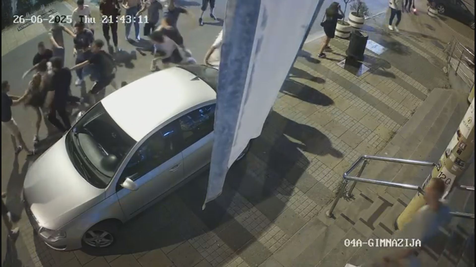"Bilo je veoma napeto, ljudi su samo stajali i gledali": Grupa mladića se brutalno tukla ispred univerziteta, sve snimile kamere (FOTO)(VIDEO)