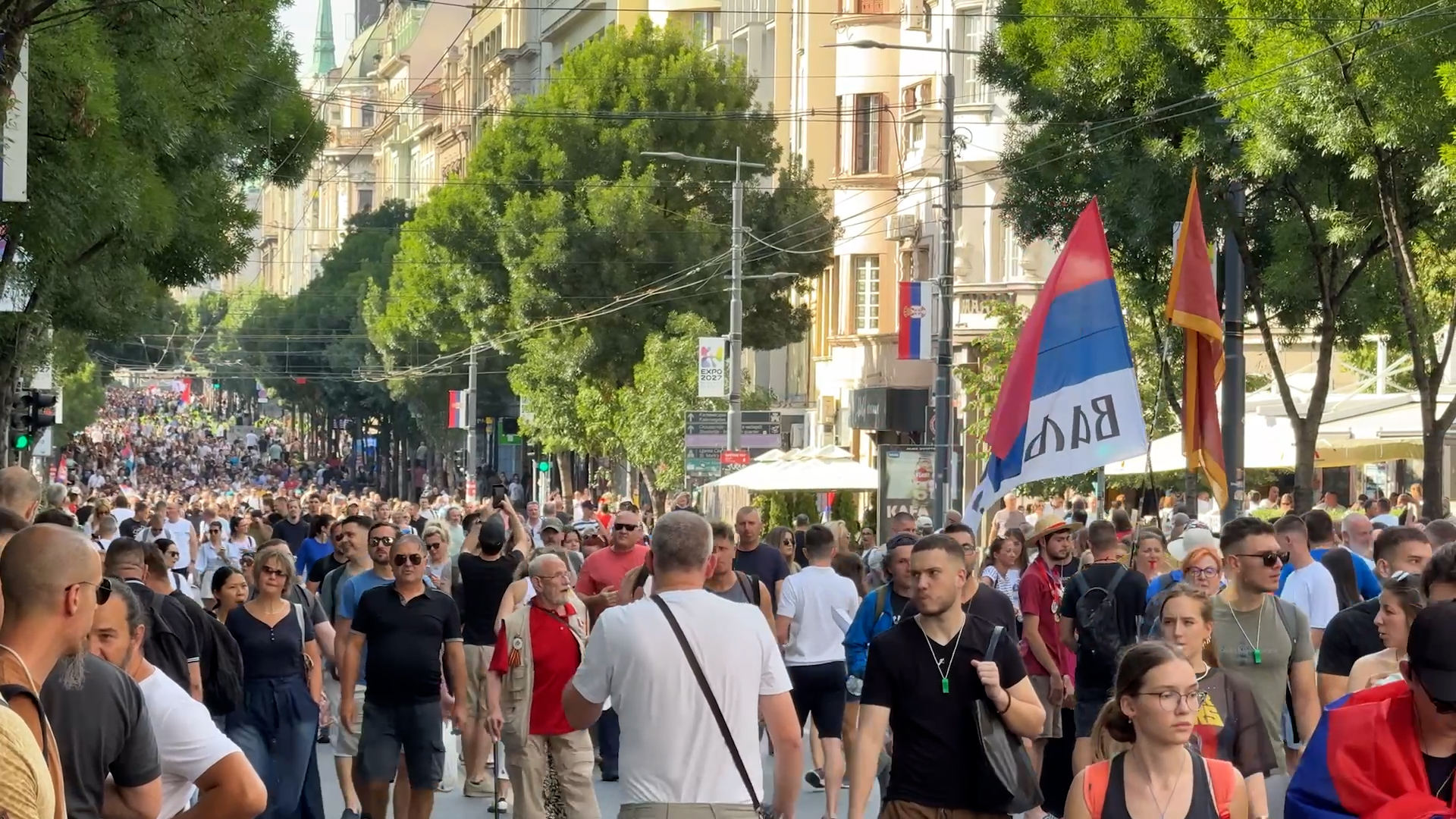 Počeo protest na Slaviji na koji su pozvali studenti blokaderi: Srbija strepi od mogućeg nasilja nakon 21 sat, okupljeni na Slaviji (FOTO)