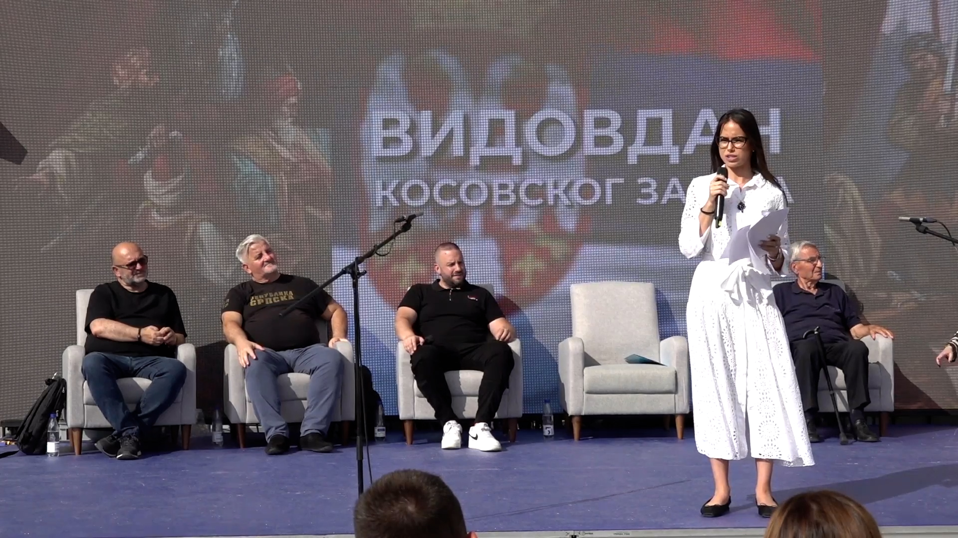 Književno veče ispred Doma narodne skupštine u Beogradu / foto: RINA