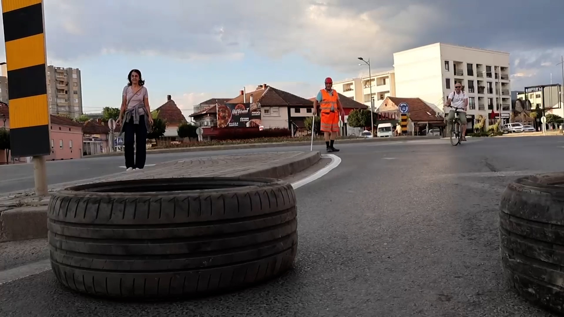 Ovo je užas, treba da ih je sramota - stari ljudi jutros su krenuli u bolnicu: Građani Čačka besni zbog blokadera, šaka ljudi teroriše čitav grad/ Foto: RINA