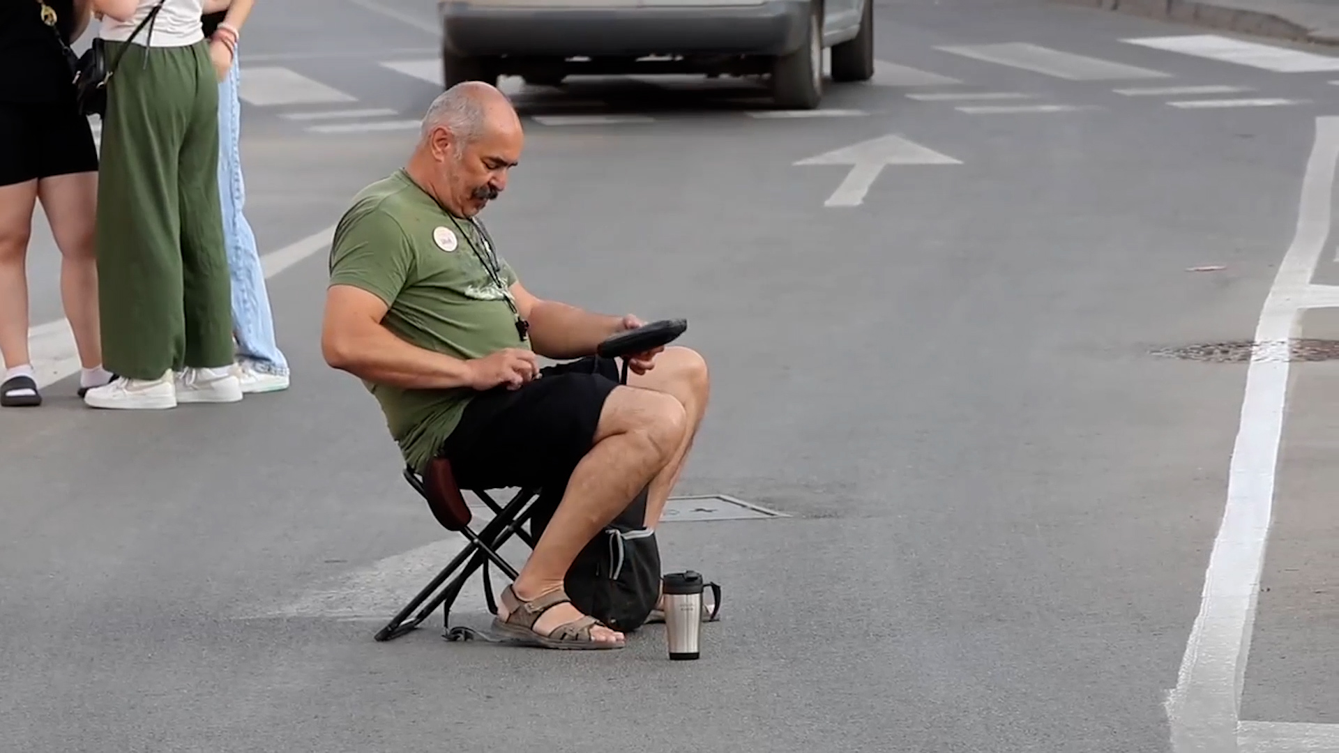 Ovo je užas, treba da ih je sramota - stari ljudi jutros su krenuli u bolnicu: Građani Čačka besni zbog blokadera, šaka ljudi teroriše čitav grad/ Foto: RINA