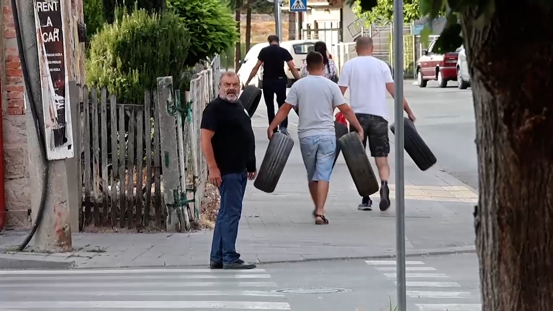 Ovo je užas, treba da ih je sramota - stari ljudi jutros su krenuli u bolnicu: Građani Čačka besni zbog blokadera, šaka ljudi teroriše čitav grad/ Foto: RINA