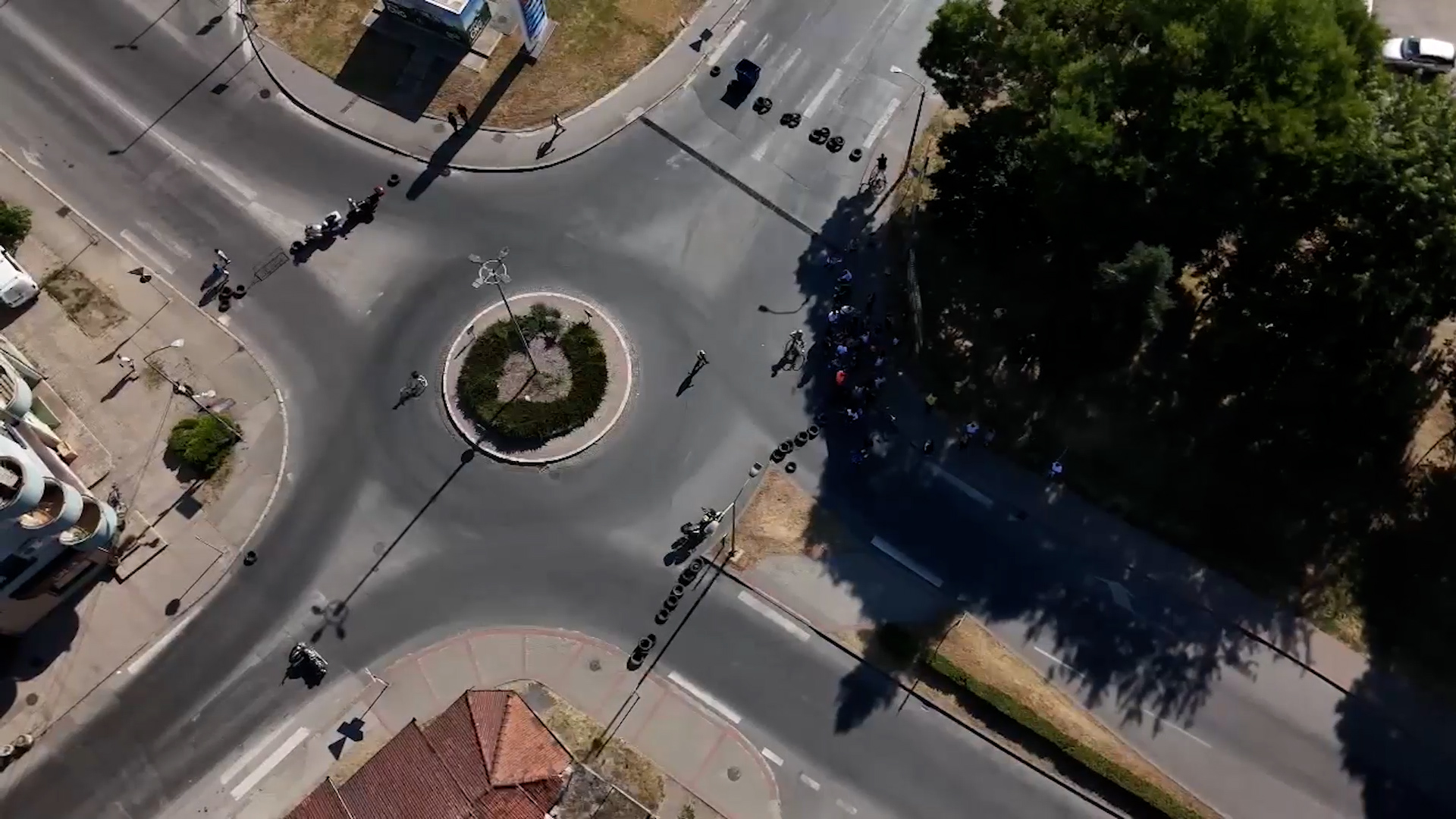 Ovo je užas, treba da ih je sramota - stari ljudi jutros su krenuli u bolnicu: Građani Čačka besni zbog blokadera, šaka ljudi teroriše čitav grad/ Foto: RINA